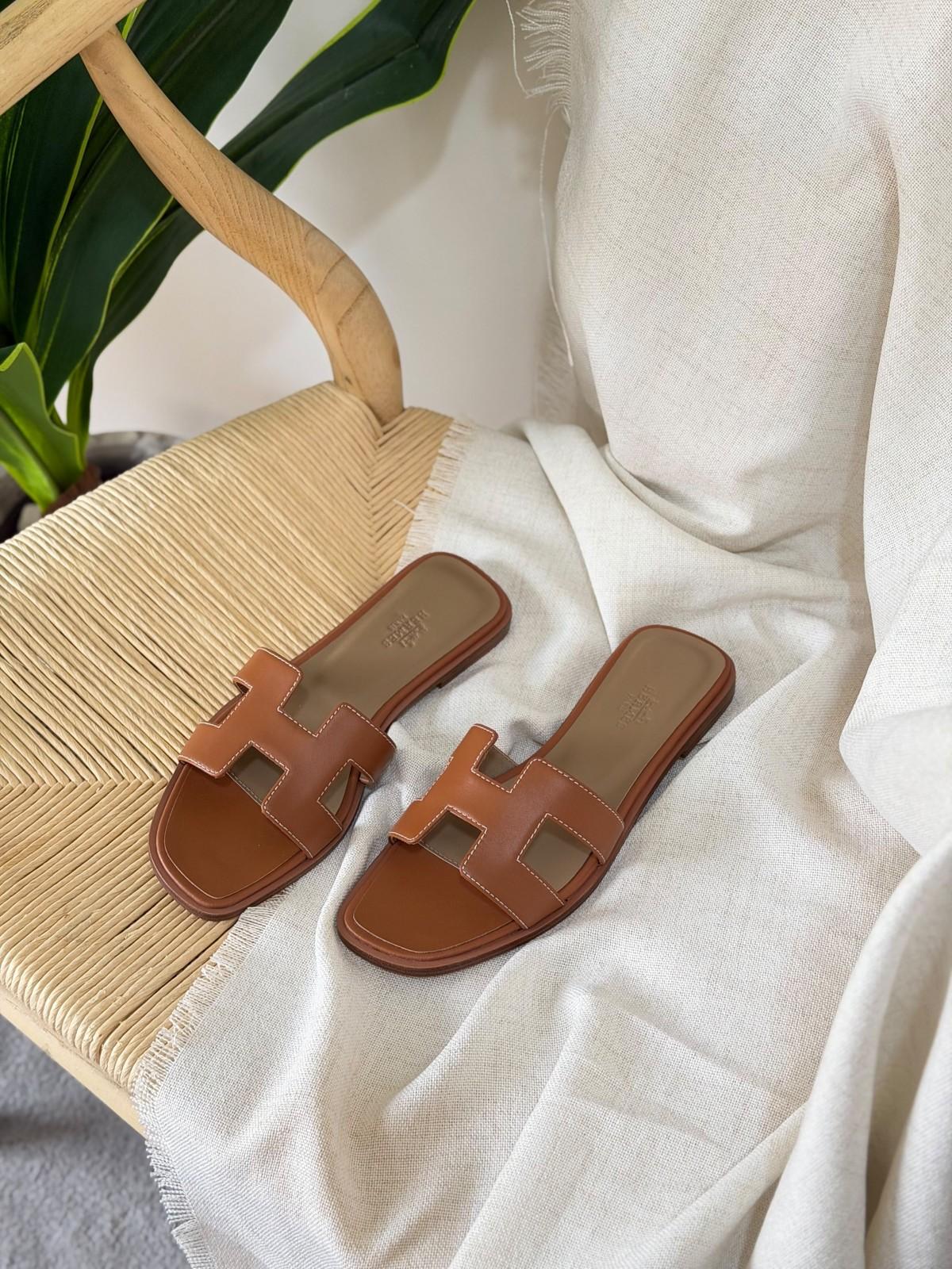 Hermès Oran Sandal in Leather · 3