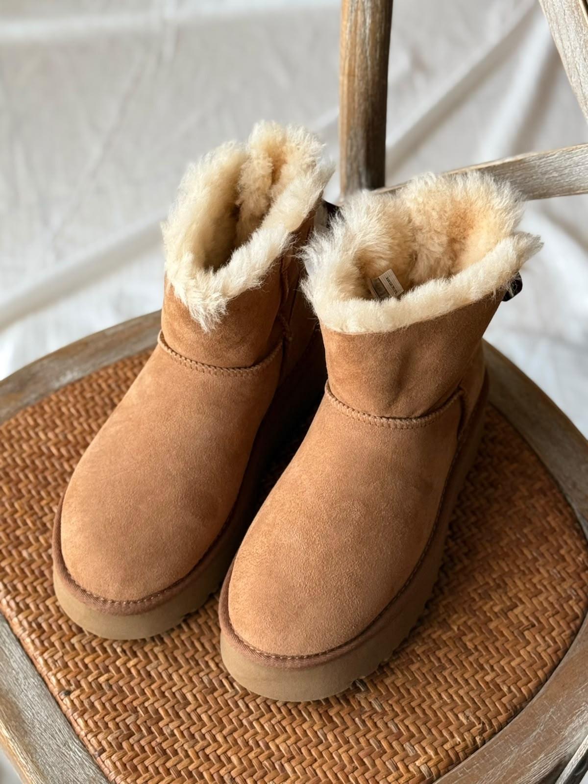 بوت UGG بلاتفورم من الجلد الشامواه ببطانة صوفية · 3