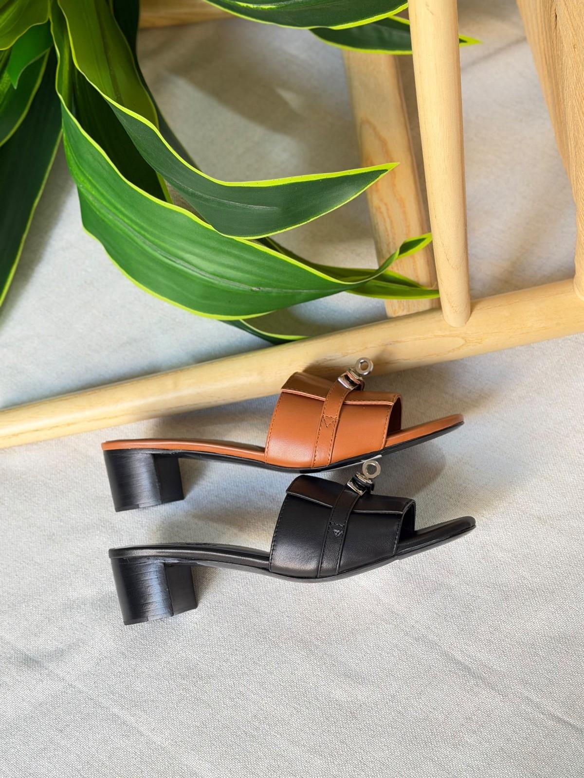 Hermès Oran-style mule sandal with Kelly buckle · 2