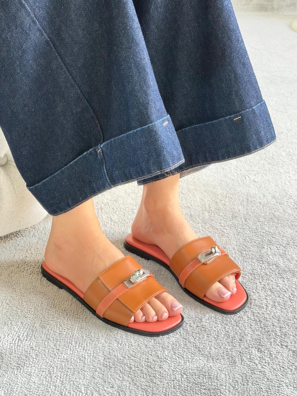 Hermès Oran Sandal in Suede and Epsom Calfskin · 3