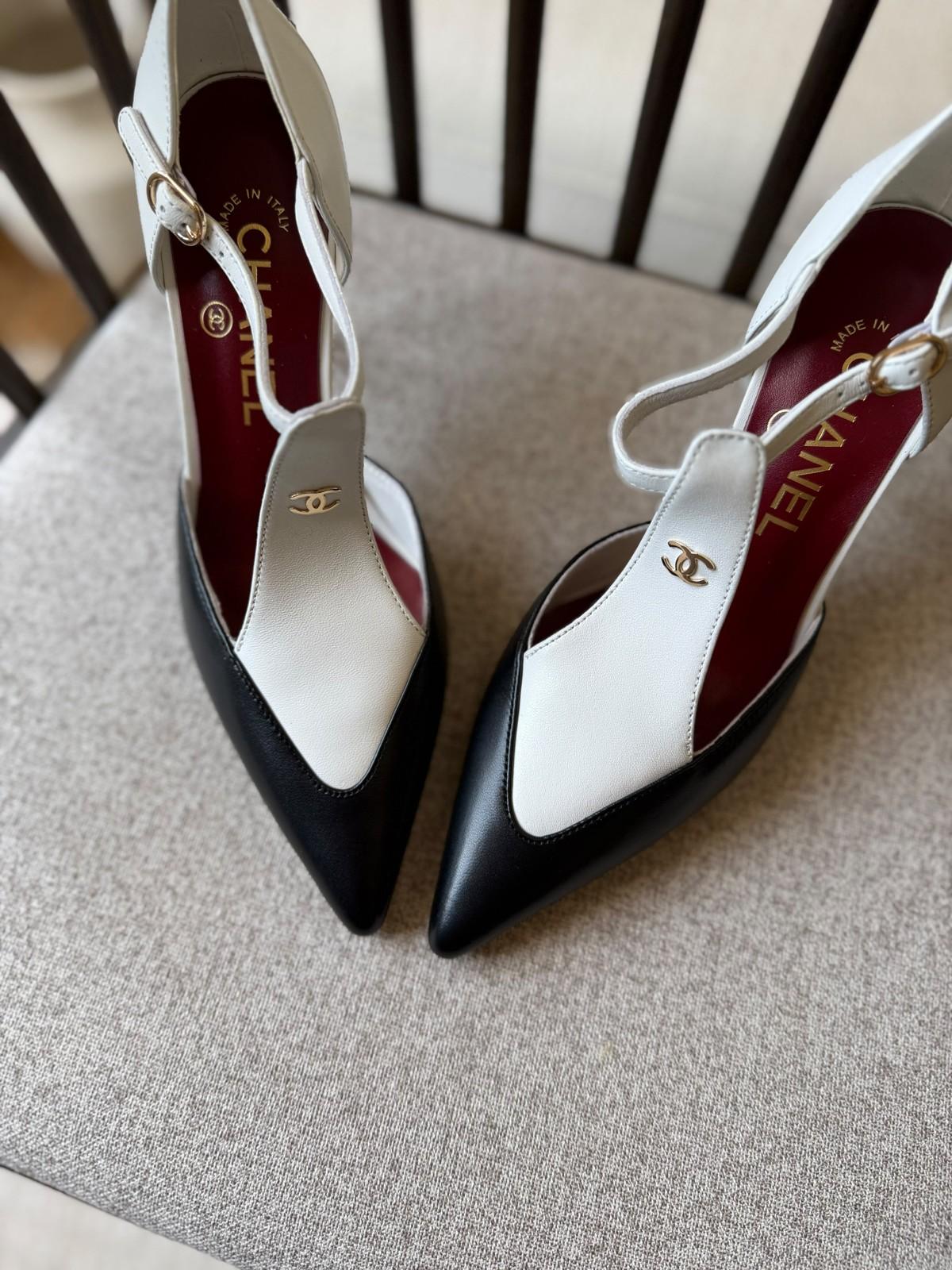 Chanel slingback pumps in black and white with gold CC · 3