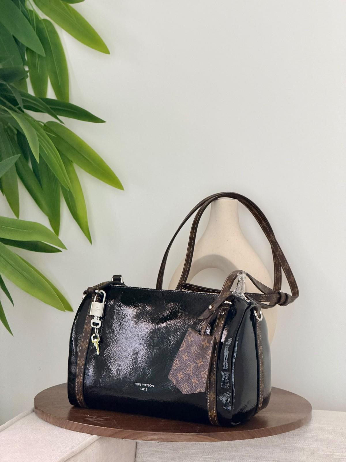 حقيبة لويس فيتون جلدية بحواشٍ من قماش المونوغرام (Louis Vuitton) · 2