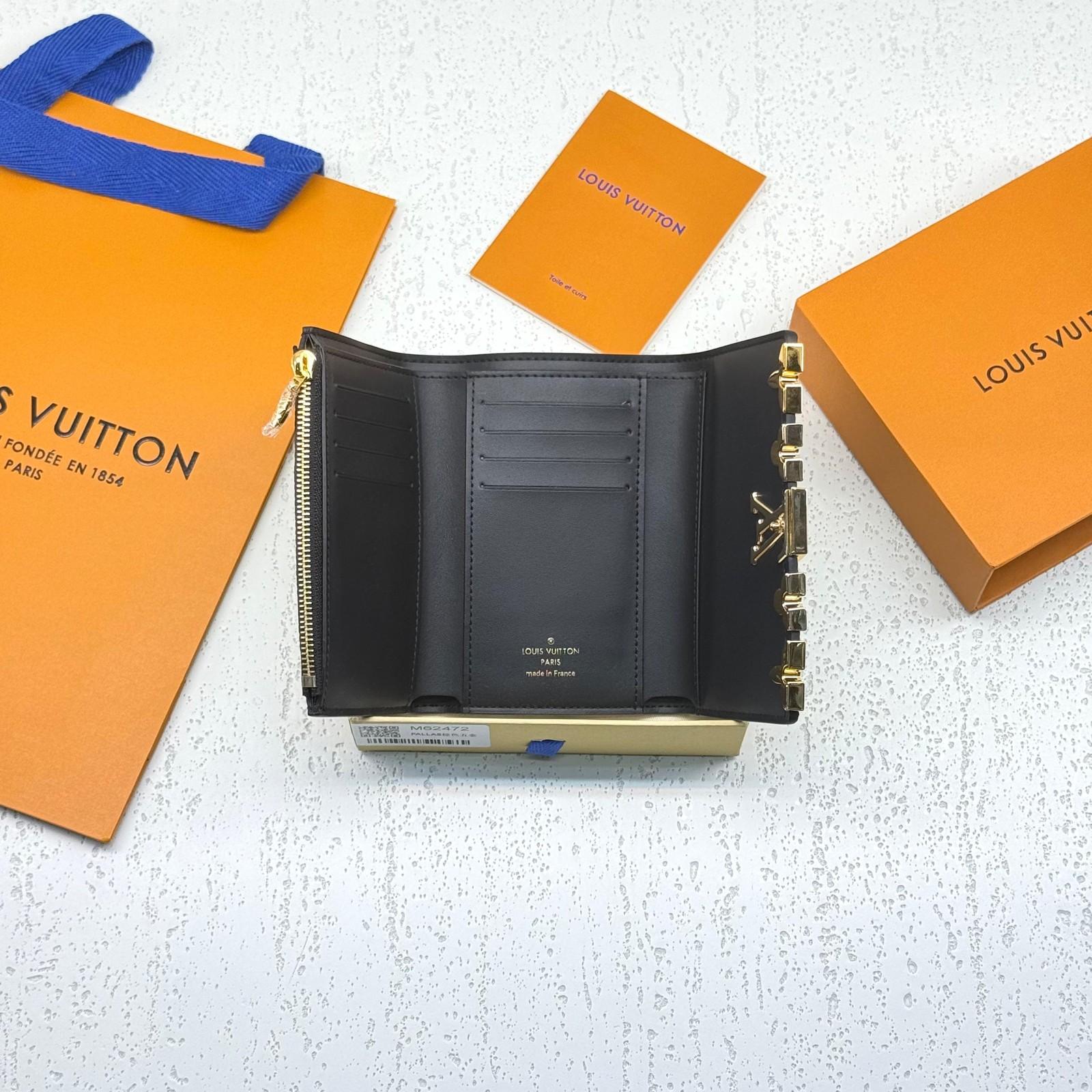 Louis Vuitton Portefeuille Capucines Compact Wallet in Taurillon Leather · 2