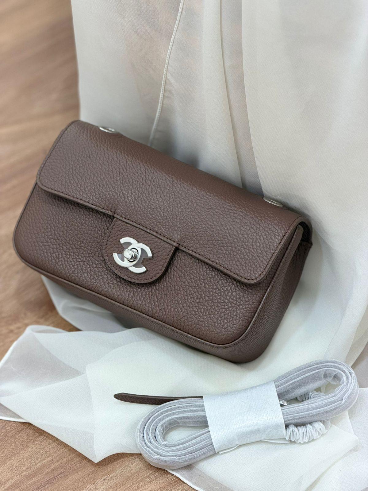 حقيبة شانيل فلاب من جلد العجل المحبّب بإبزيم سي سي (Chanel) · 2