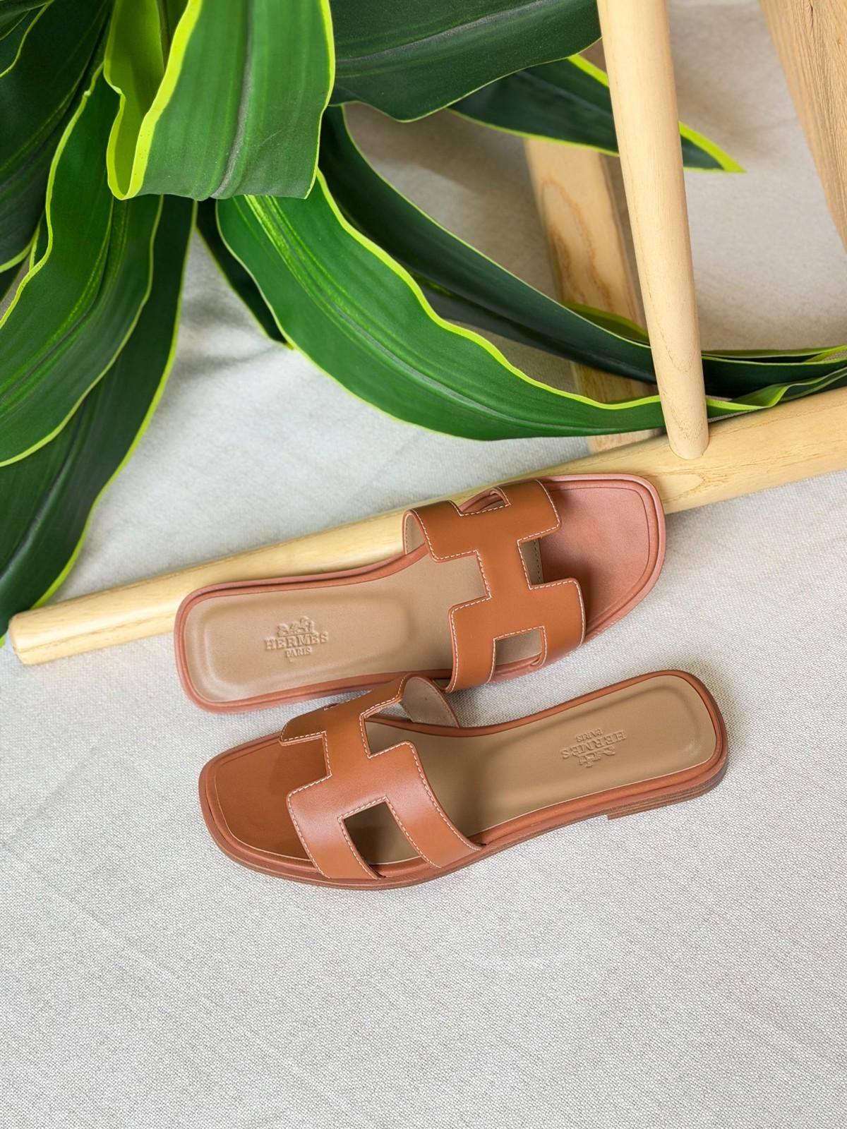 Hermès Oran Sandal in Leather · 2