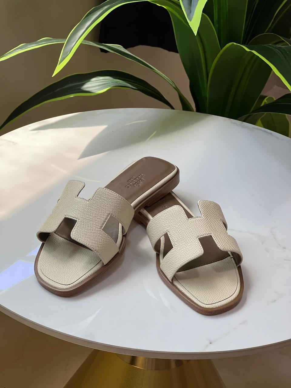 Hermès Oran sandal in beige grained calfskin · 2