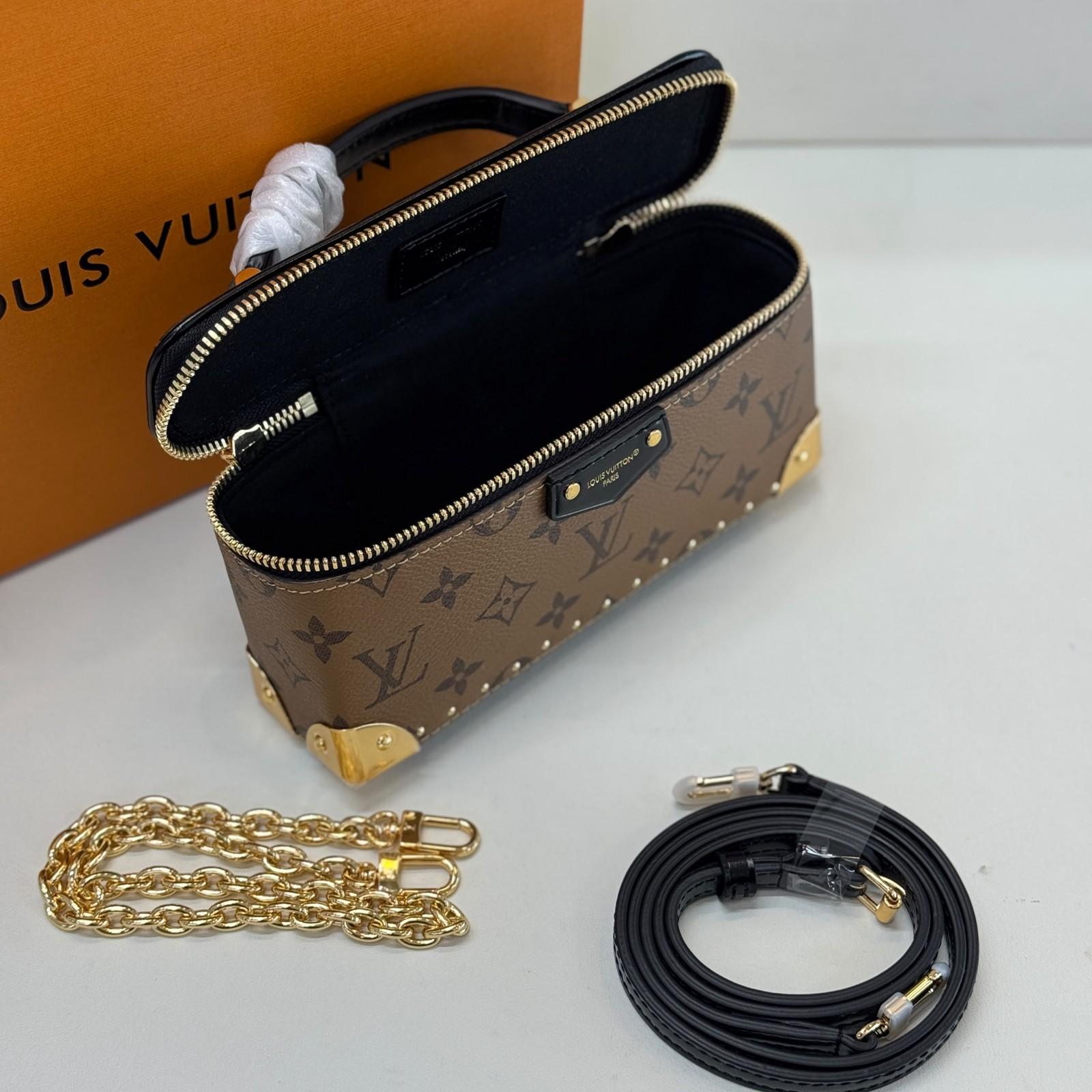 Louis Vuitton vanity case in Monogram canvas with gold corners · 3