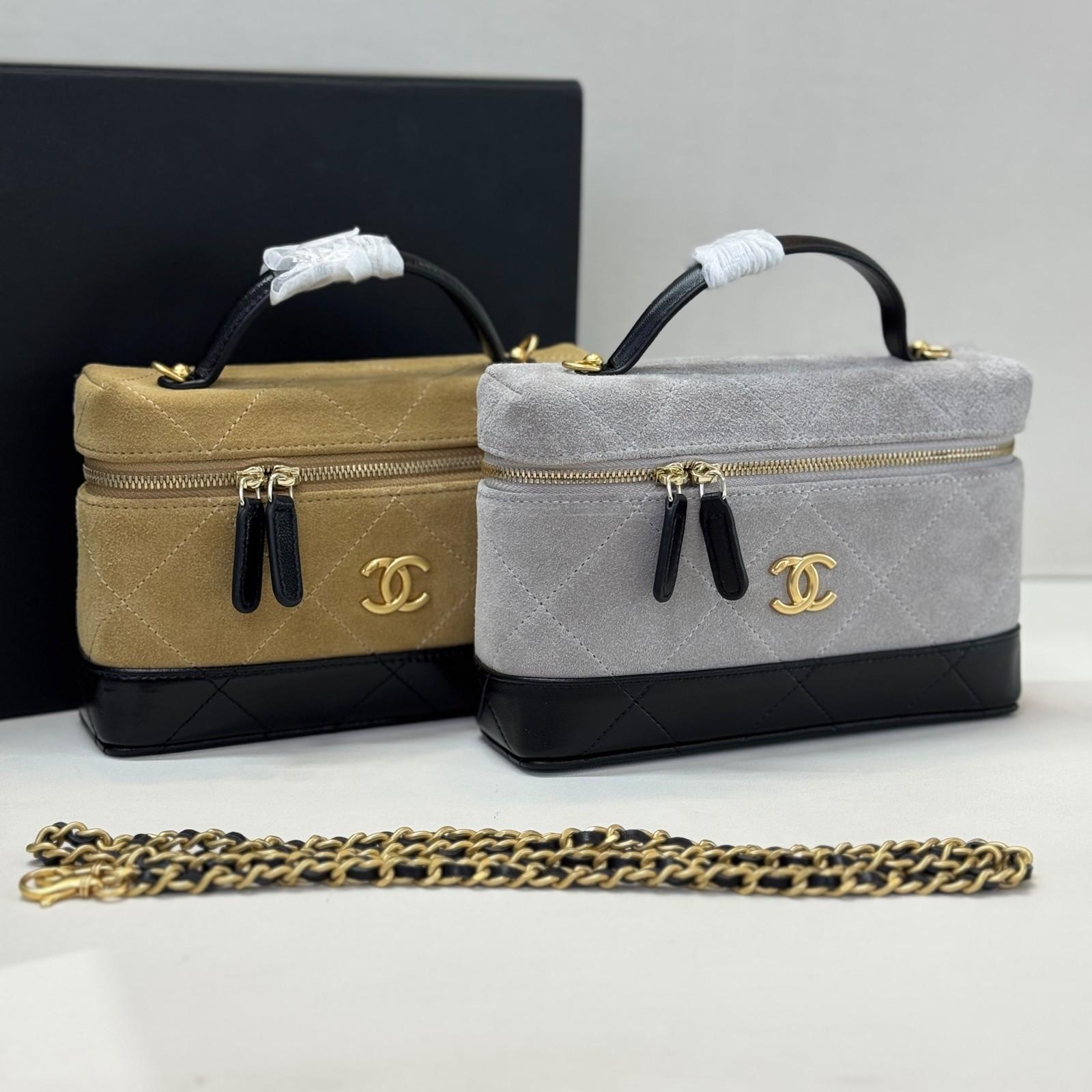 Chanel suede vanity case with chain · 3