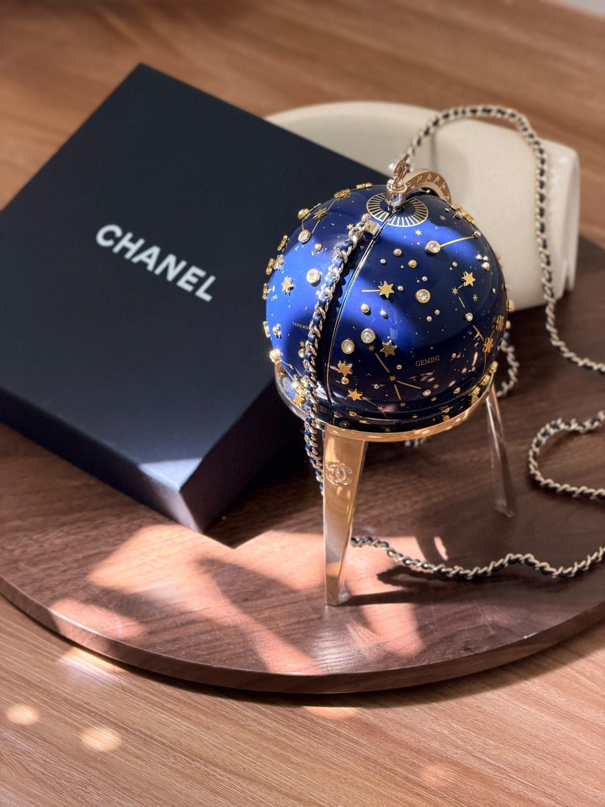 حقيبة شانيل مينوديير الكرة السماوية (Chanel)
