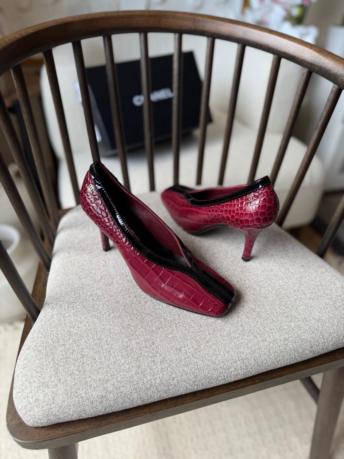 Chanel Crocodile-Embossed Patent Leather Pumps with Black Trim · 2