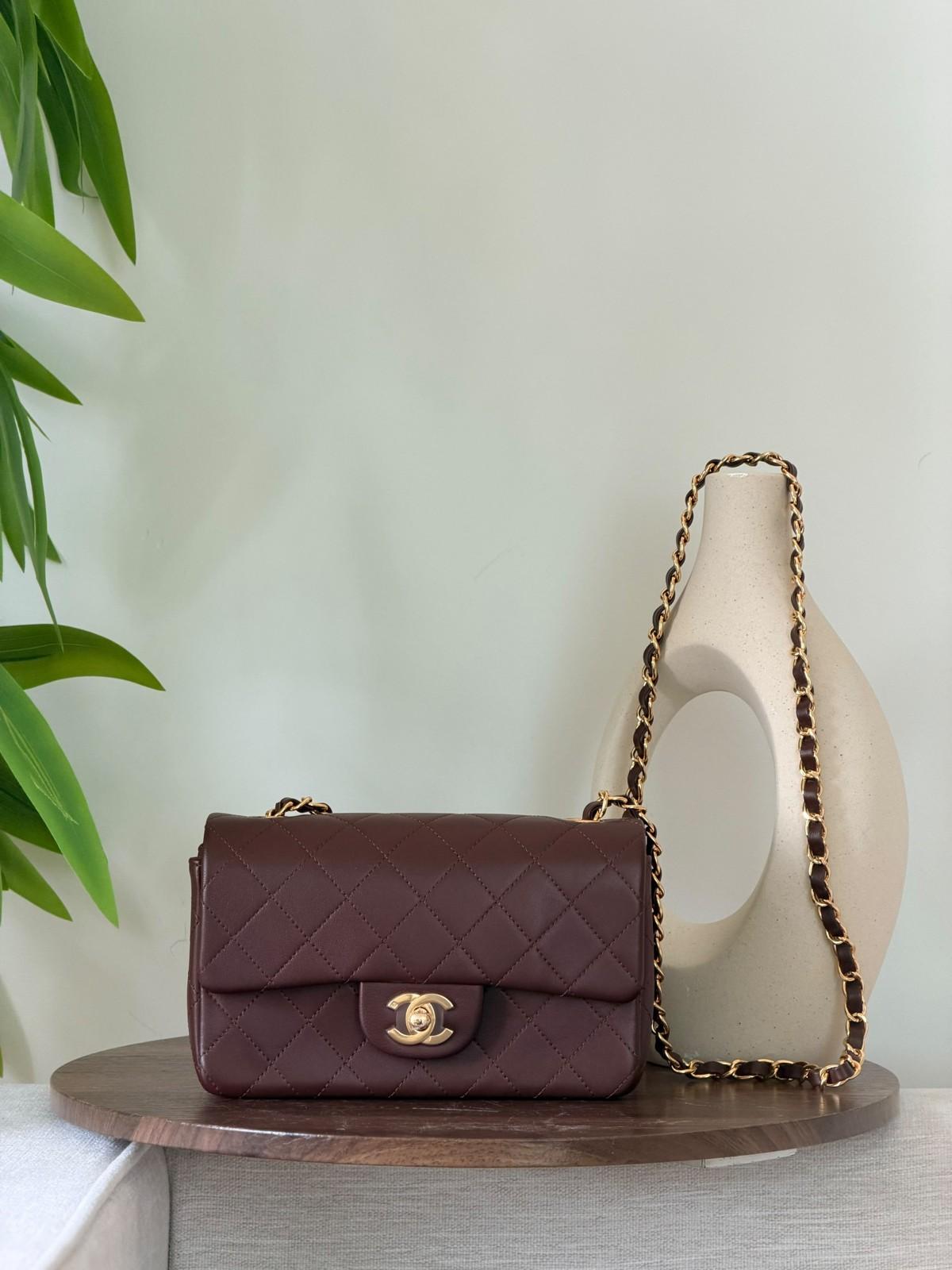 حقيبة شانيل كلاسيك فلاب جلد مبطّن بسلسلة (Chanel) · 2