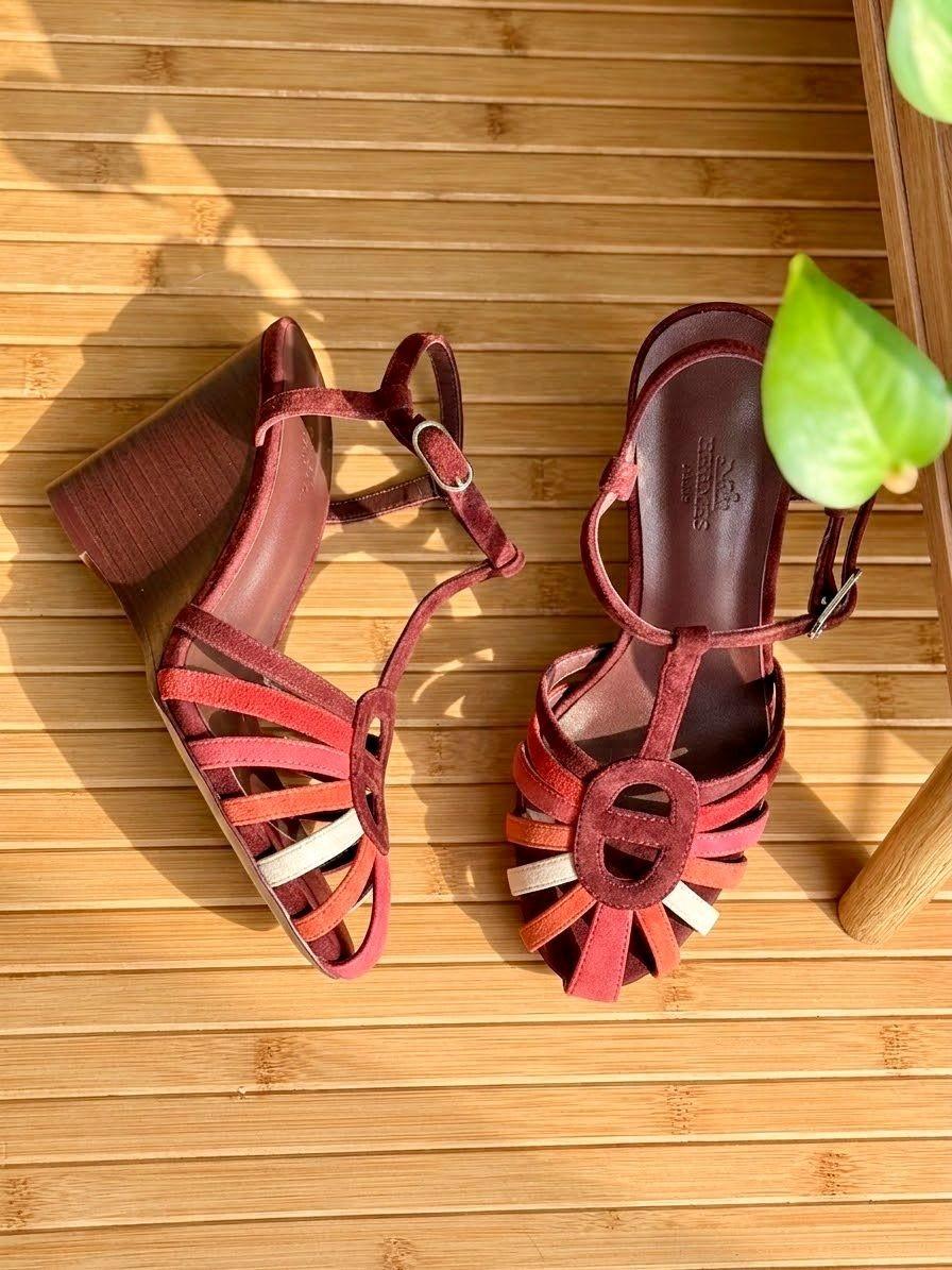 صندل هيرميس بكعب wedge من جلد الشمواه متعدد الألوان بقصّة حرف H