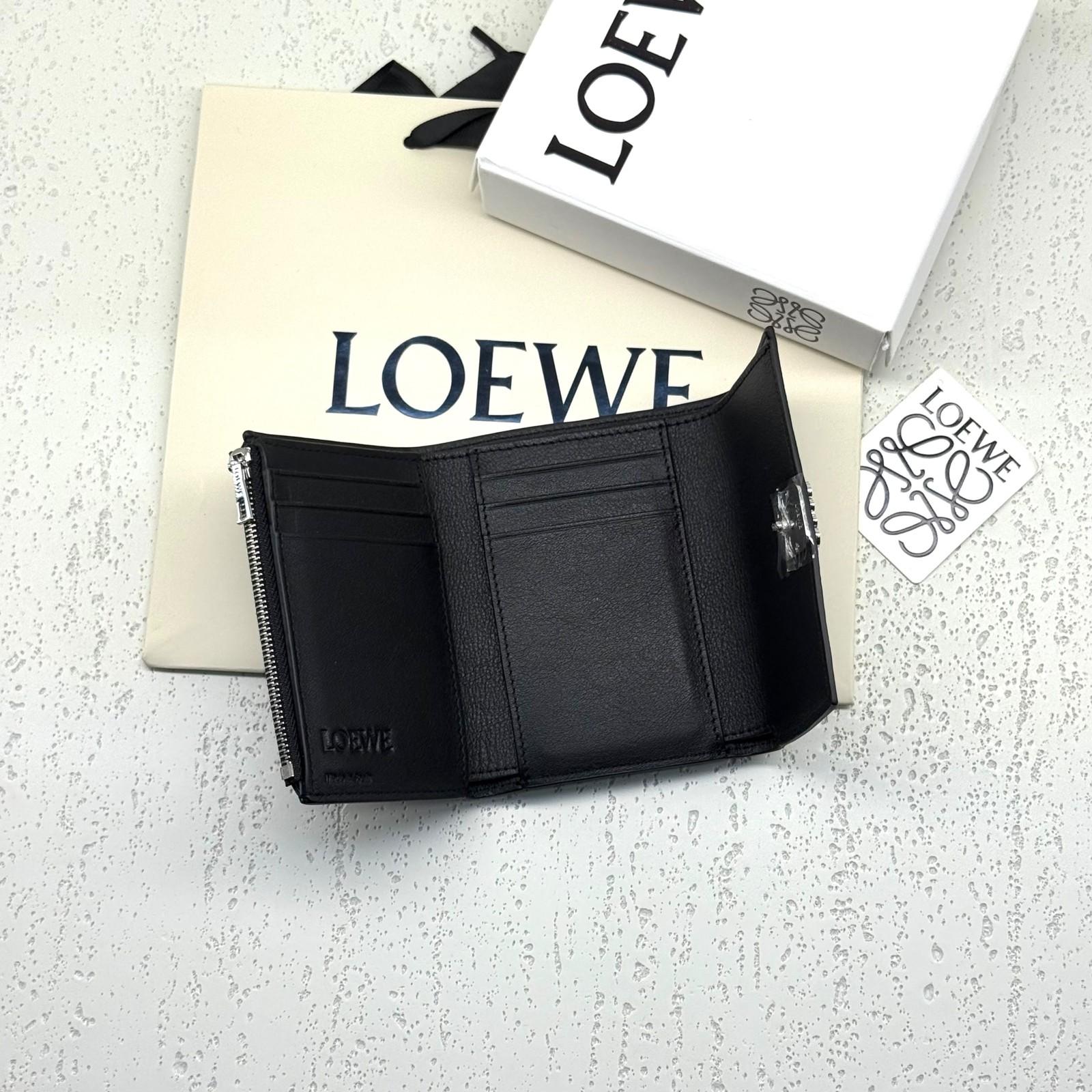 Loewe Anagram Small Vertical Wallet in Grained Calfskin · 2