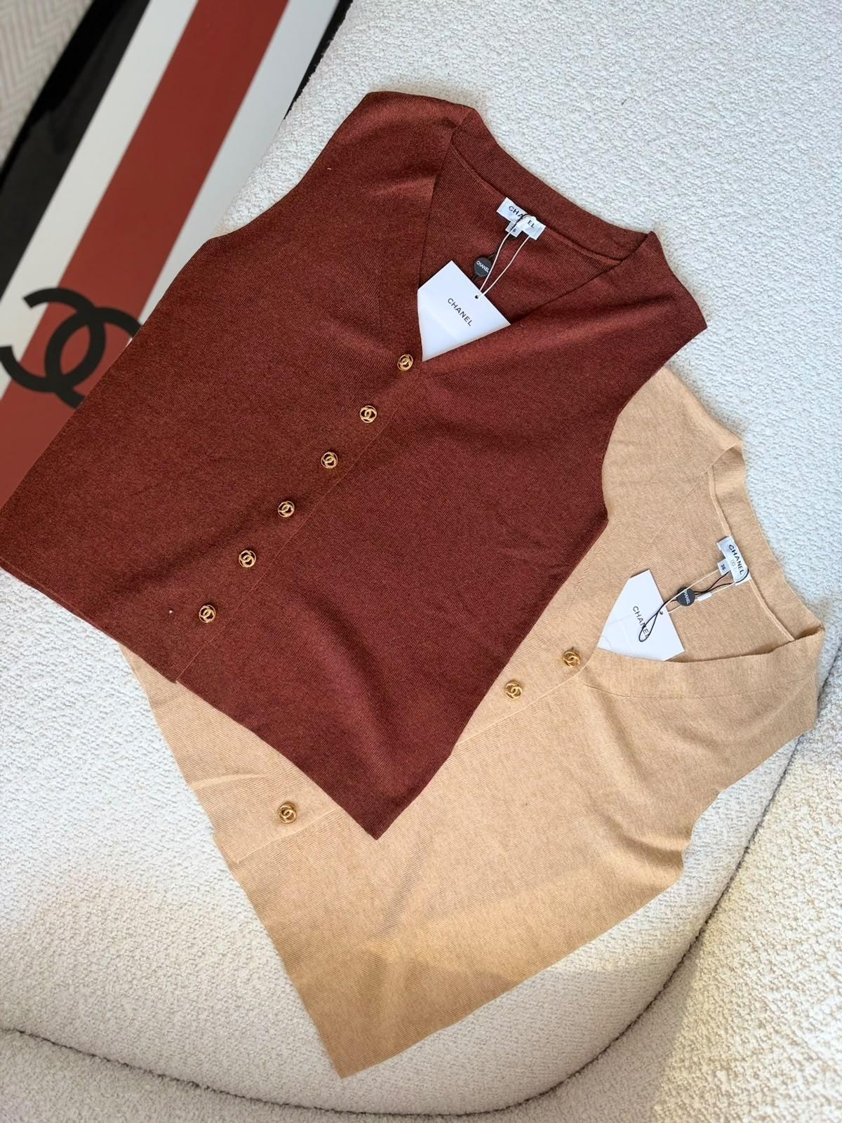 Chanel CC button knit vest · 3