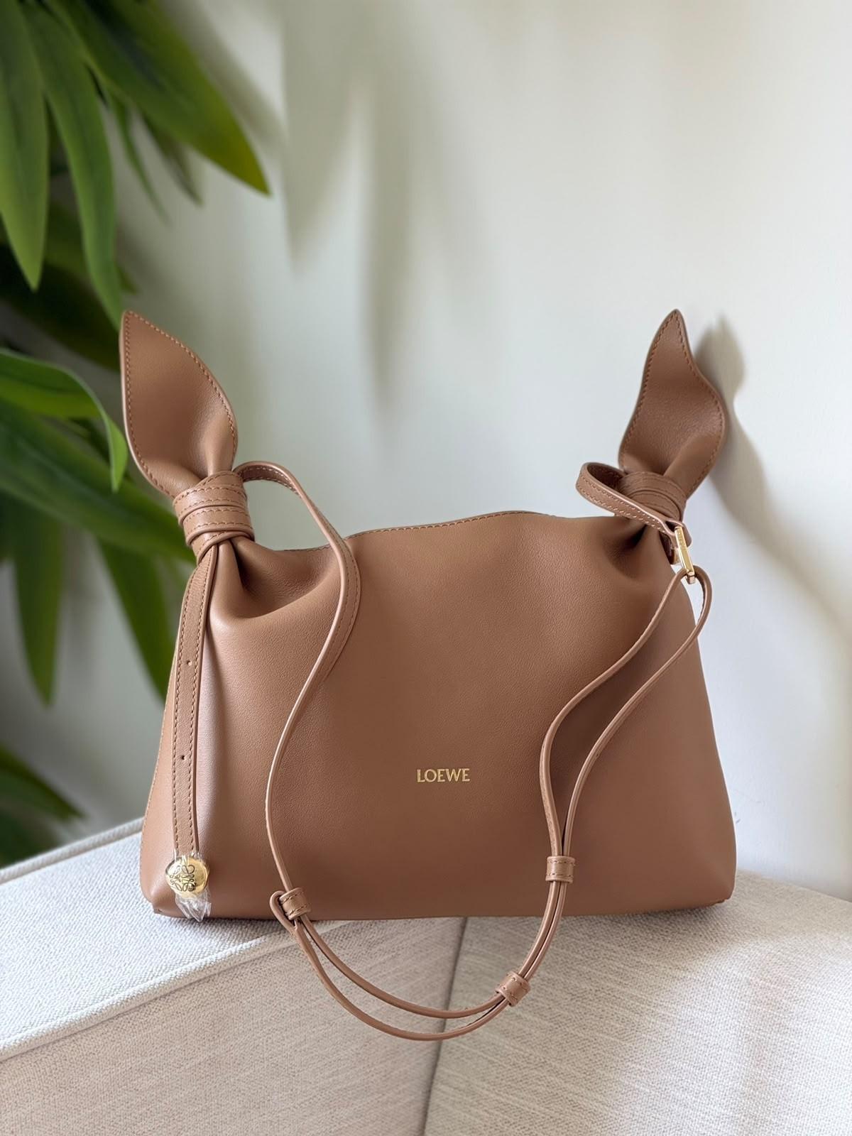 حقيبة لويفي فلامنكو الجلدية للكتف (Loewe) · 2
