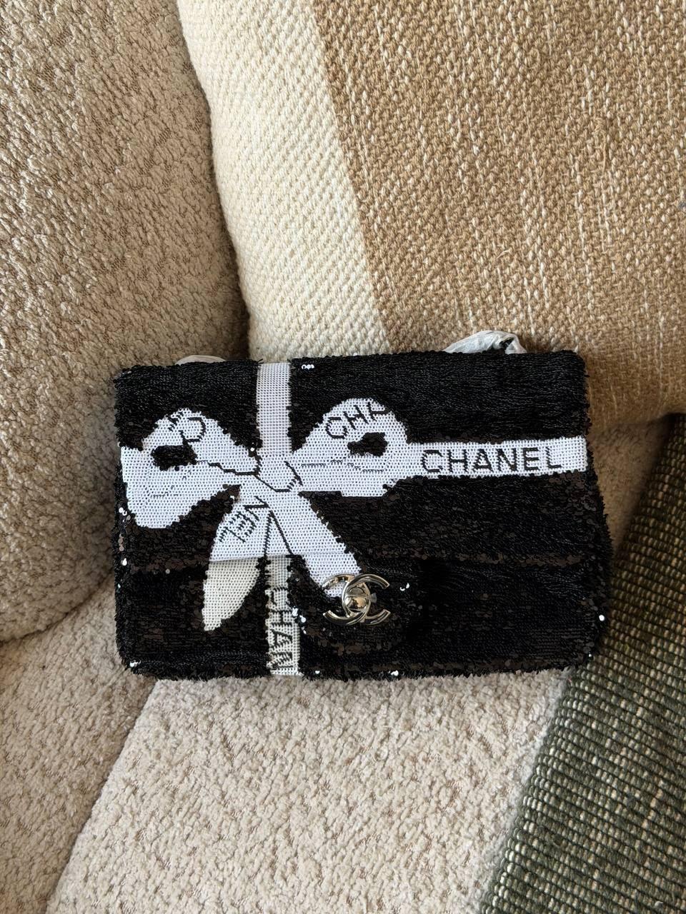 حقيبة شانيل بغطاء مطرّز بعقدة وشريط CHANEL · 2