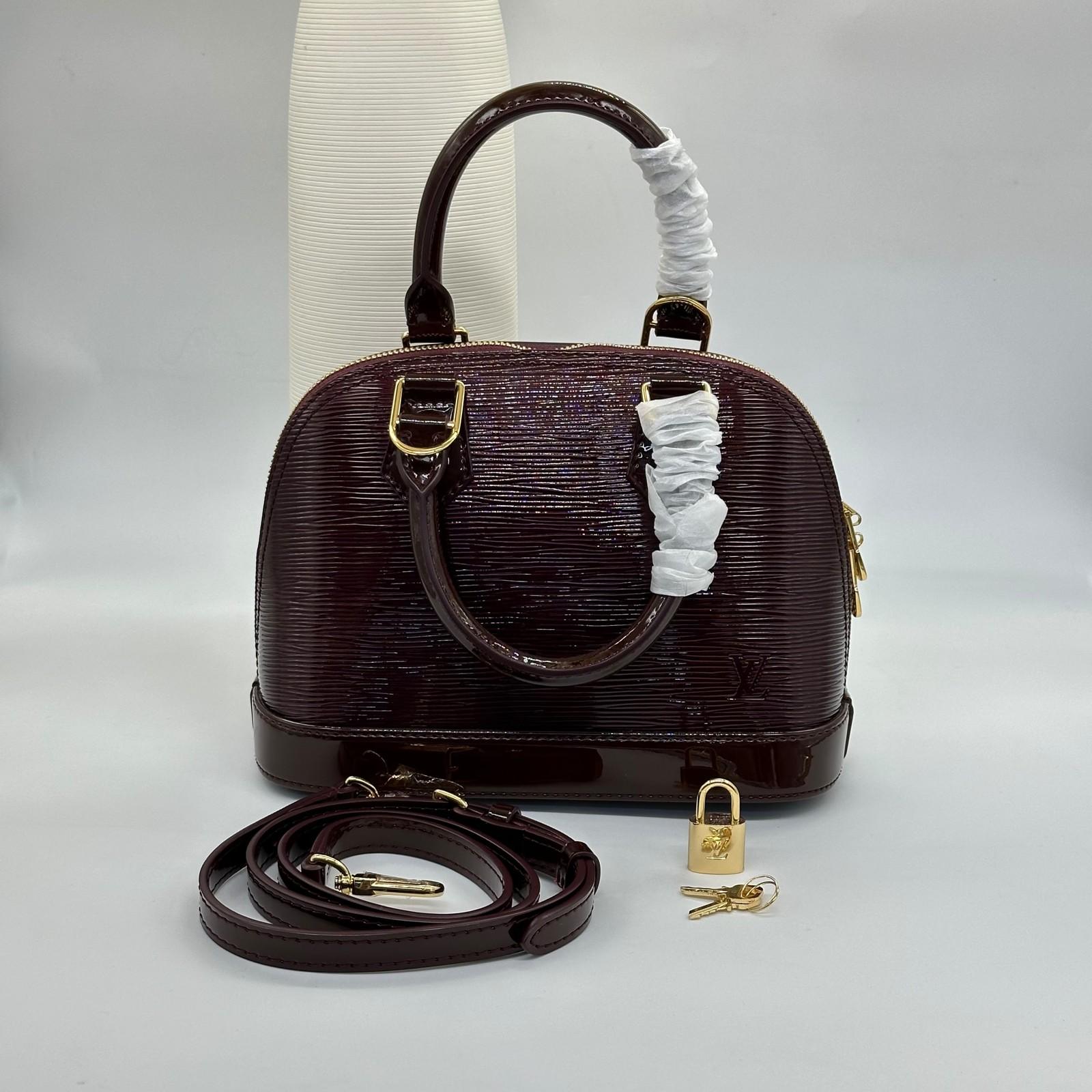 Louis Vuitton Alma bag in Epi leather · 2
