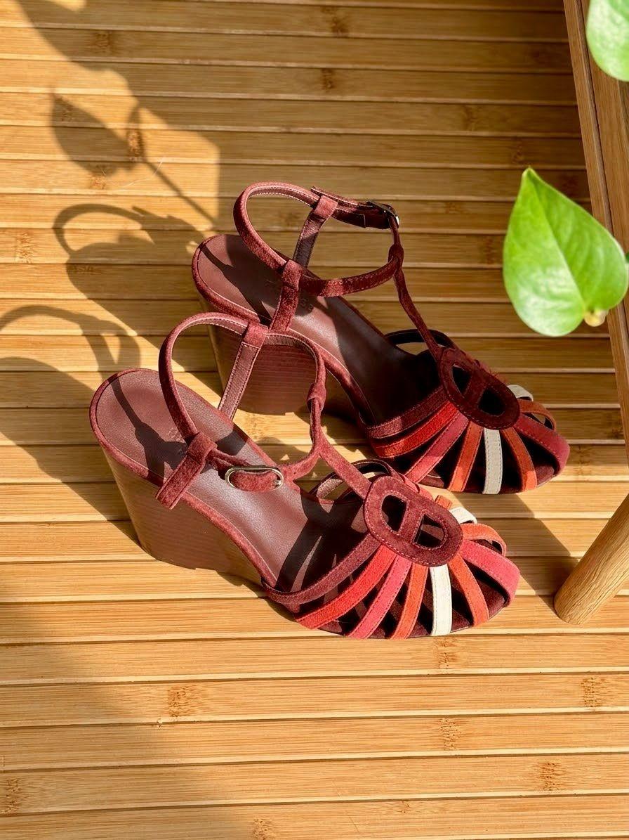 صندل هيرميس بكعب wedge من جلد الشمواه متعدد الألوان بقصّة حرف H · 2