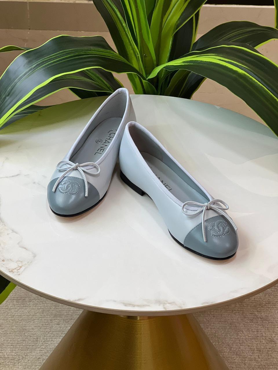 Chanel ballet flats in suede · 3