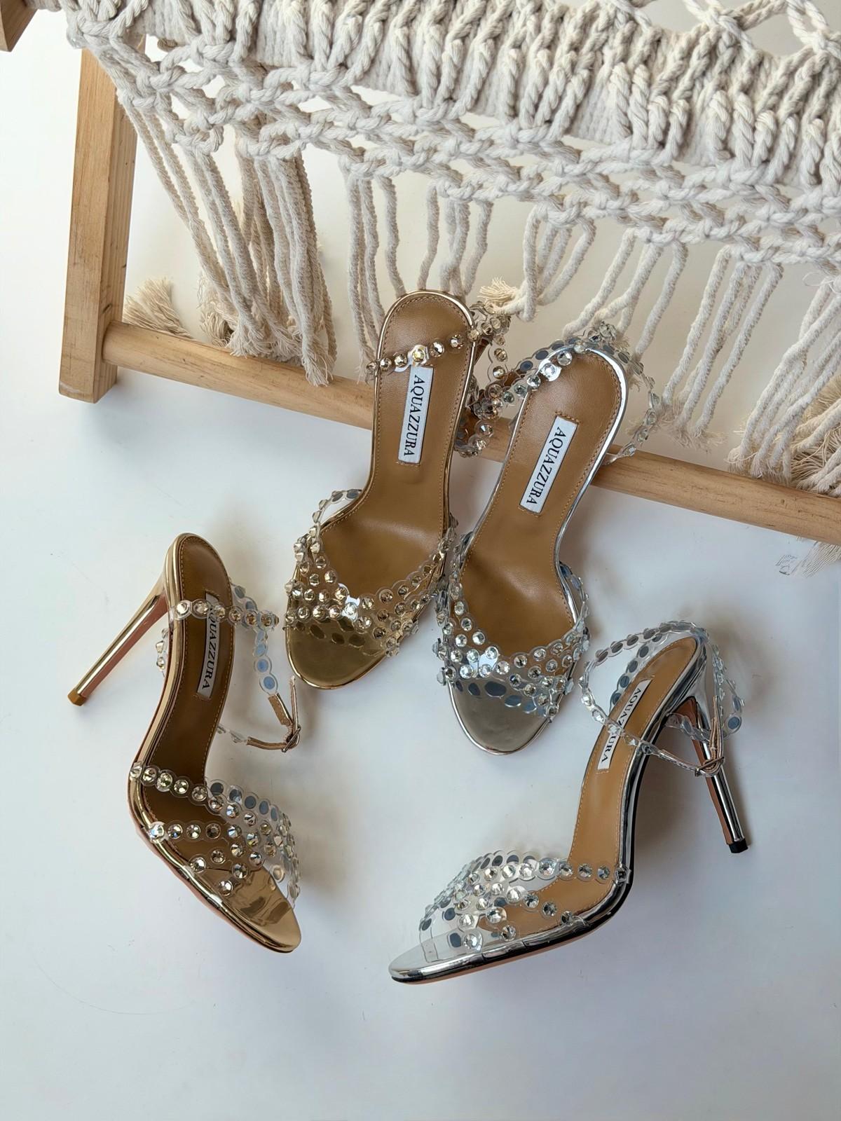 صندل أكوازورا بكعب مفتوح ومرصع بالكريستال · 2