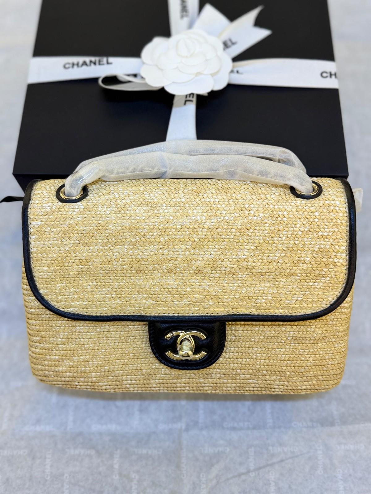 Chanel Flap bag in woven raffia with leather trim · 2