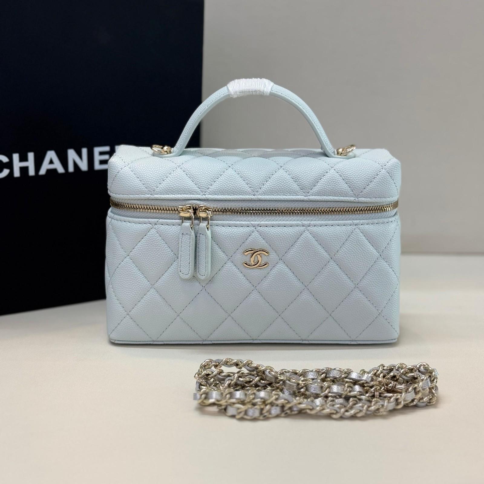Chanel quilted vanity case with chain · 3