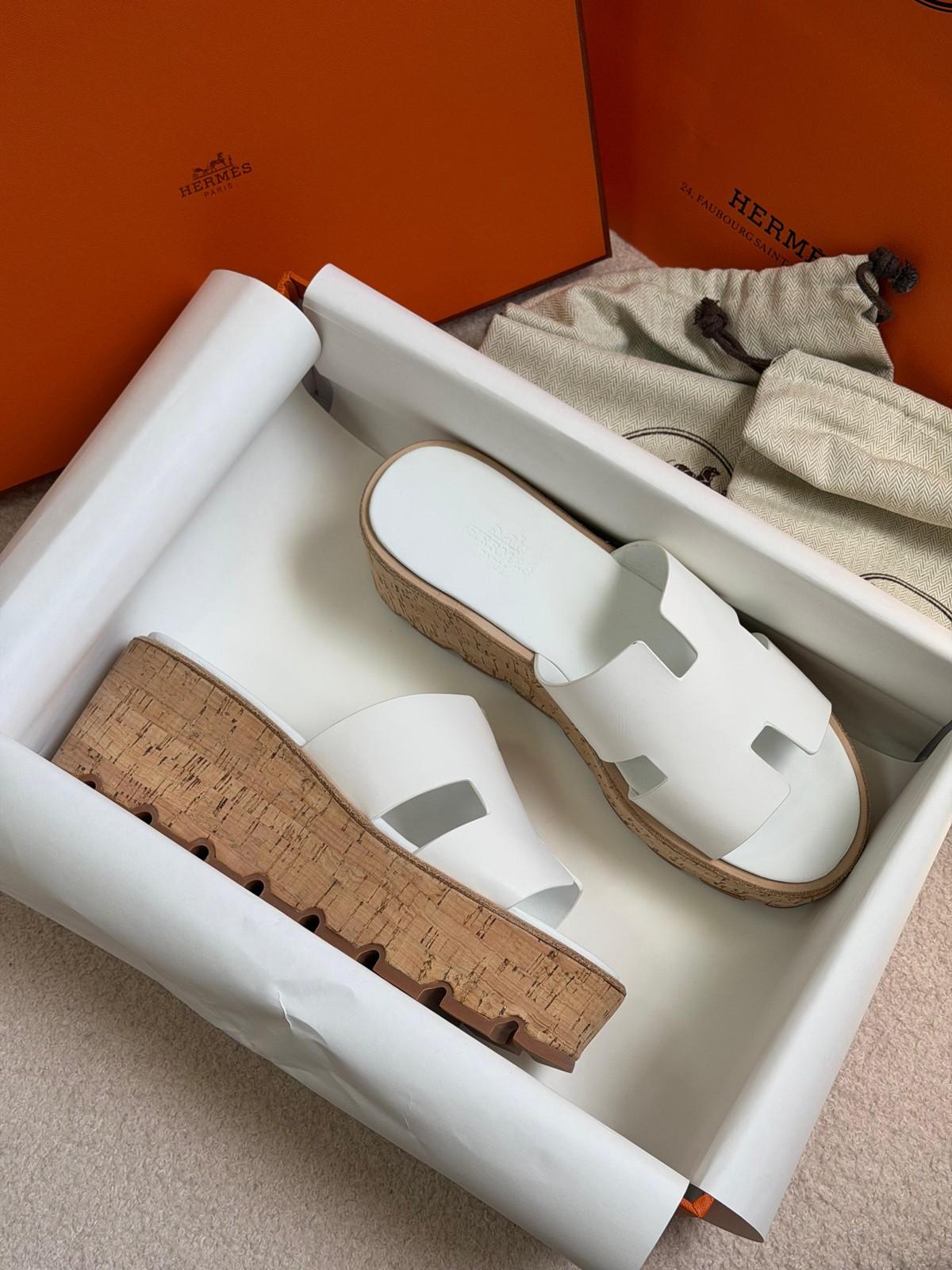 Hermès Egerie Sandal in White Leather with Cork Wedge · 3