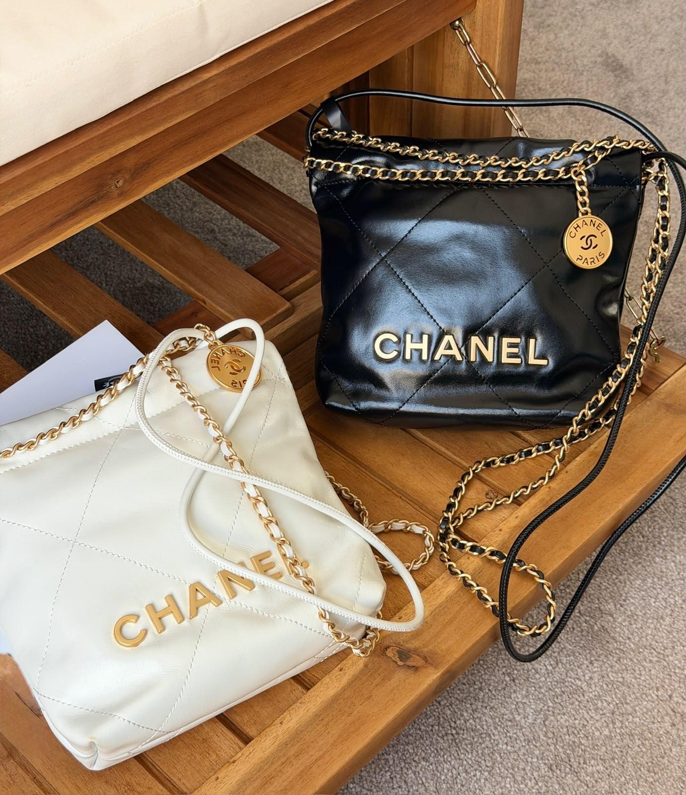Chanel 22 handbag in shiny calfskin · 3