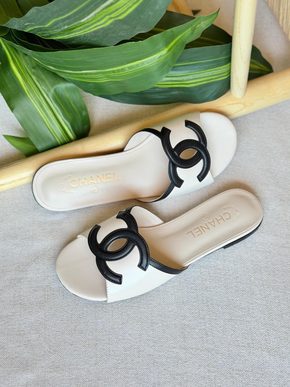 Chanel CC Interlocking Logo Slide Sandals in White Leather with Black Trim · 2