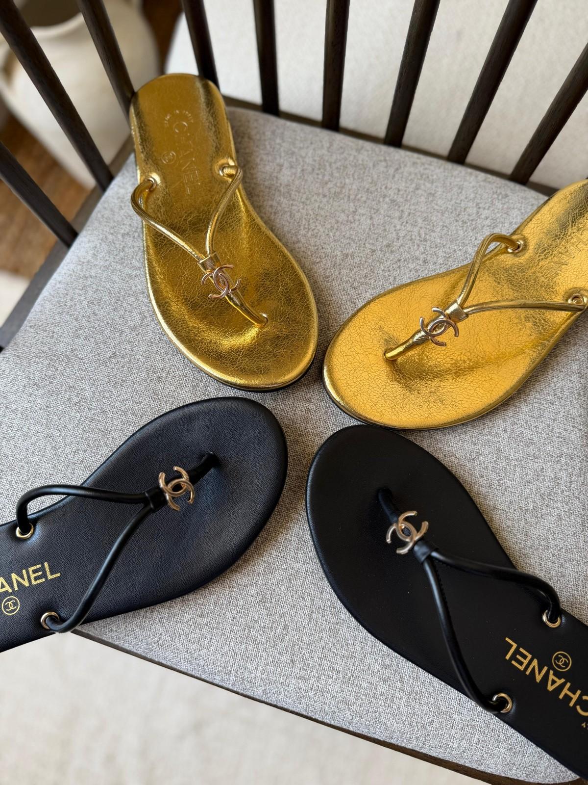 Chanel CC Thong Sandals in Gold and Black Leather · 2
