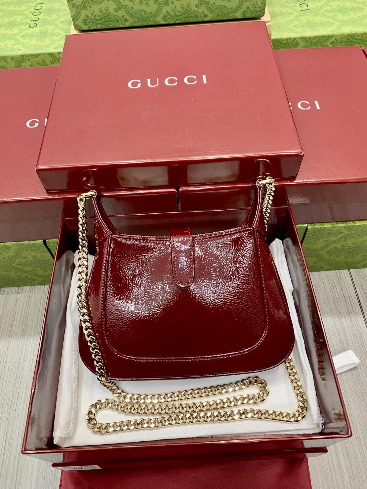 Gucci Jackie 1961 Small Shoulder Bag in Patent Leather with Gold Chain · 2
