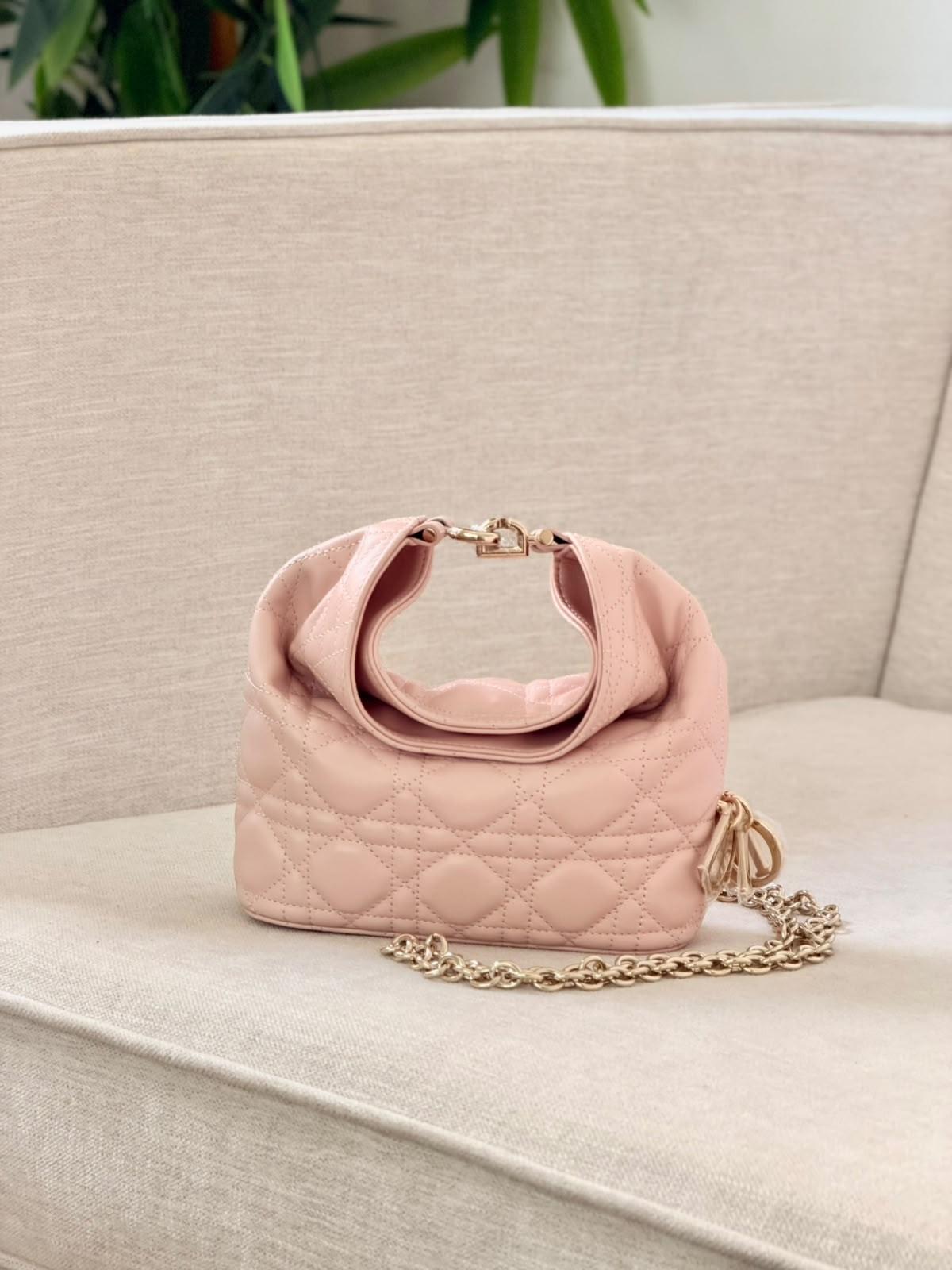 حقيبة ديور تريانون جلدية مبطّنة بسلسلة (Dior) · 2