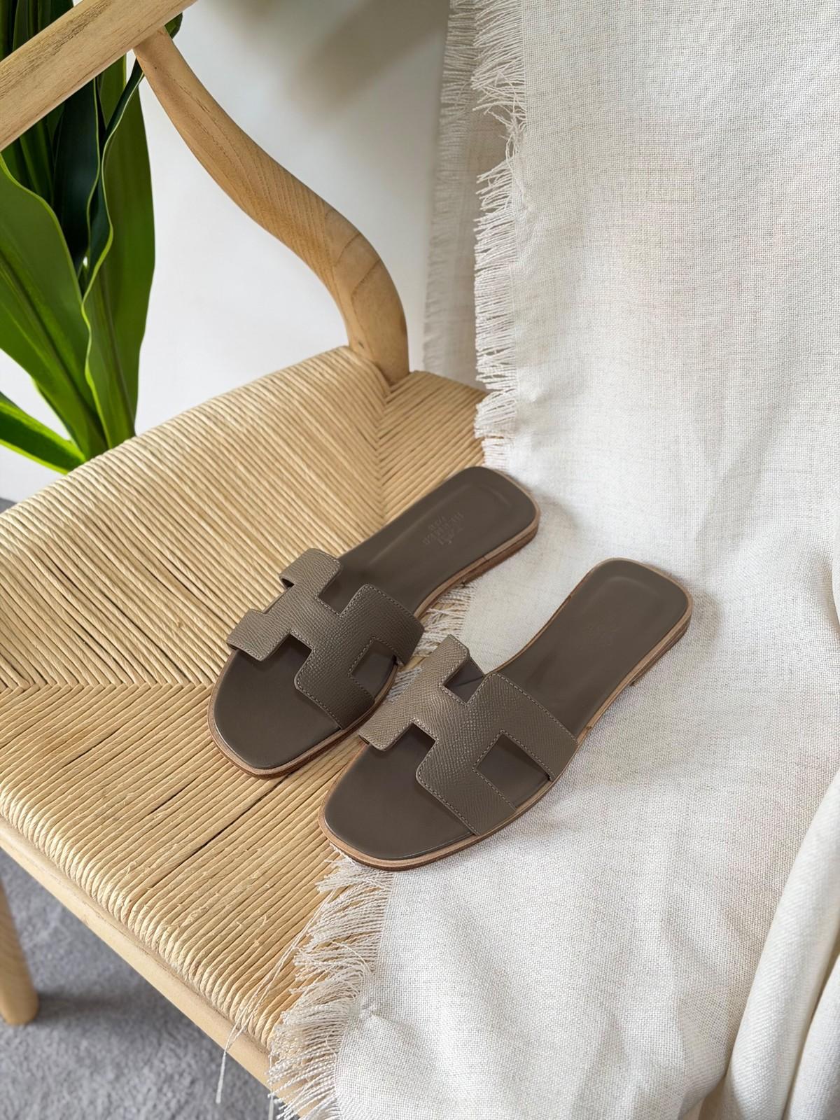 Hermès Oran Sandal in Olive Green Epsom Leather · 2