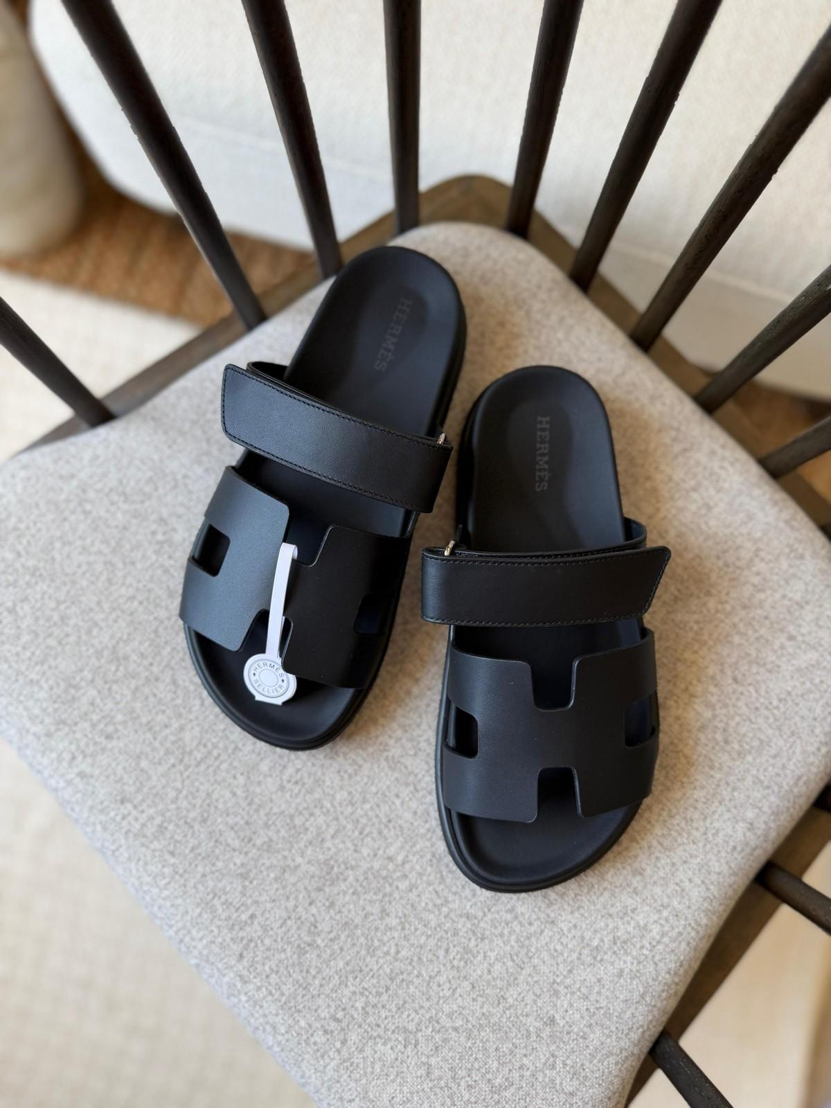 Hermès Chypre Sandal in Black Leather · 2