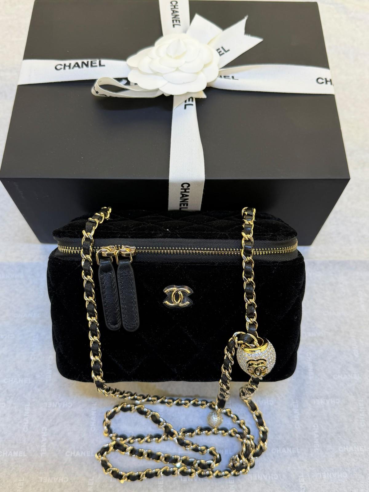 Chanel Vanity Case with Chain in quilted velvet · 2