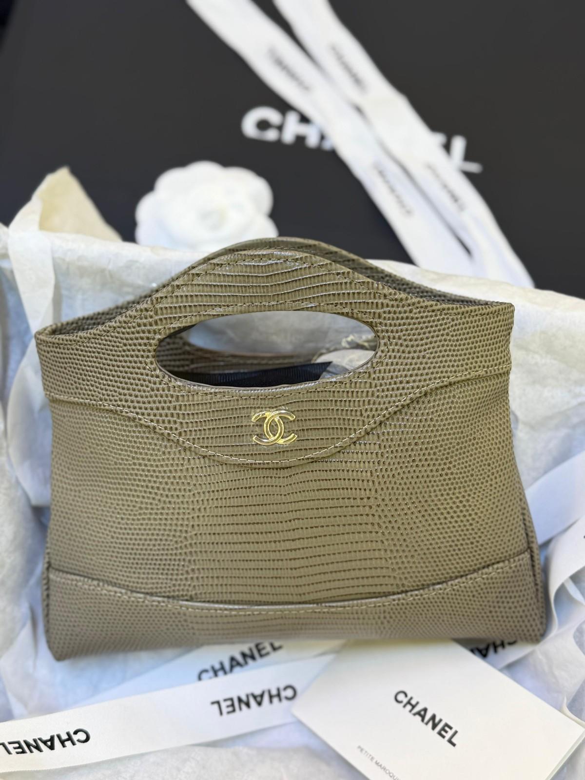 Chanel 31 shopping bag in lizard-embossed calfskin with cut-out top handle · 2