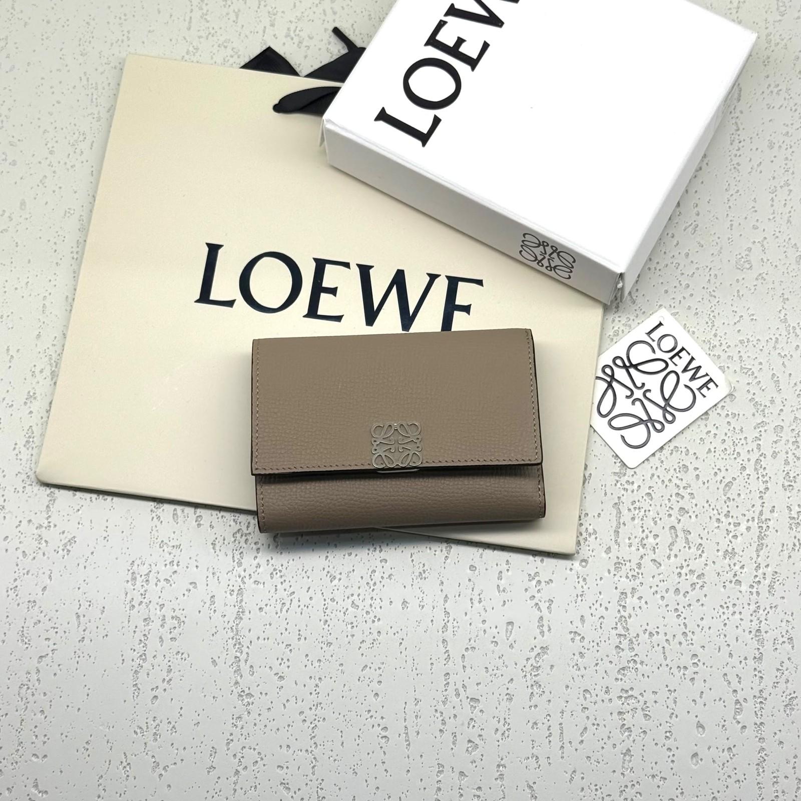 Loewe Anagram Small Vertical Wallet in Grained Calfskin · 3