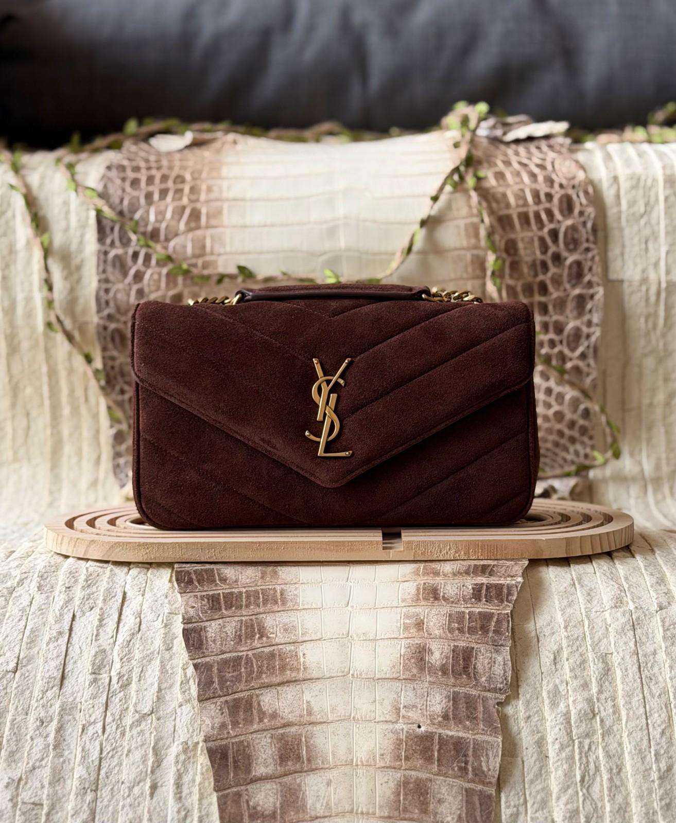حقيبة سان لوران إنفيلوب بسلسلة من الجلد المدبوغ المحبوك بشعار YSL · 2