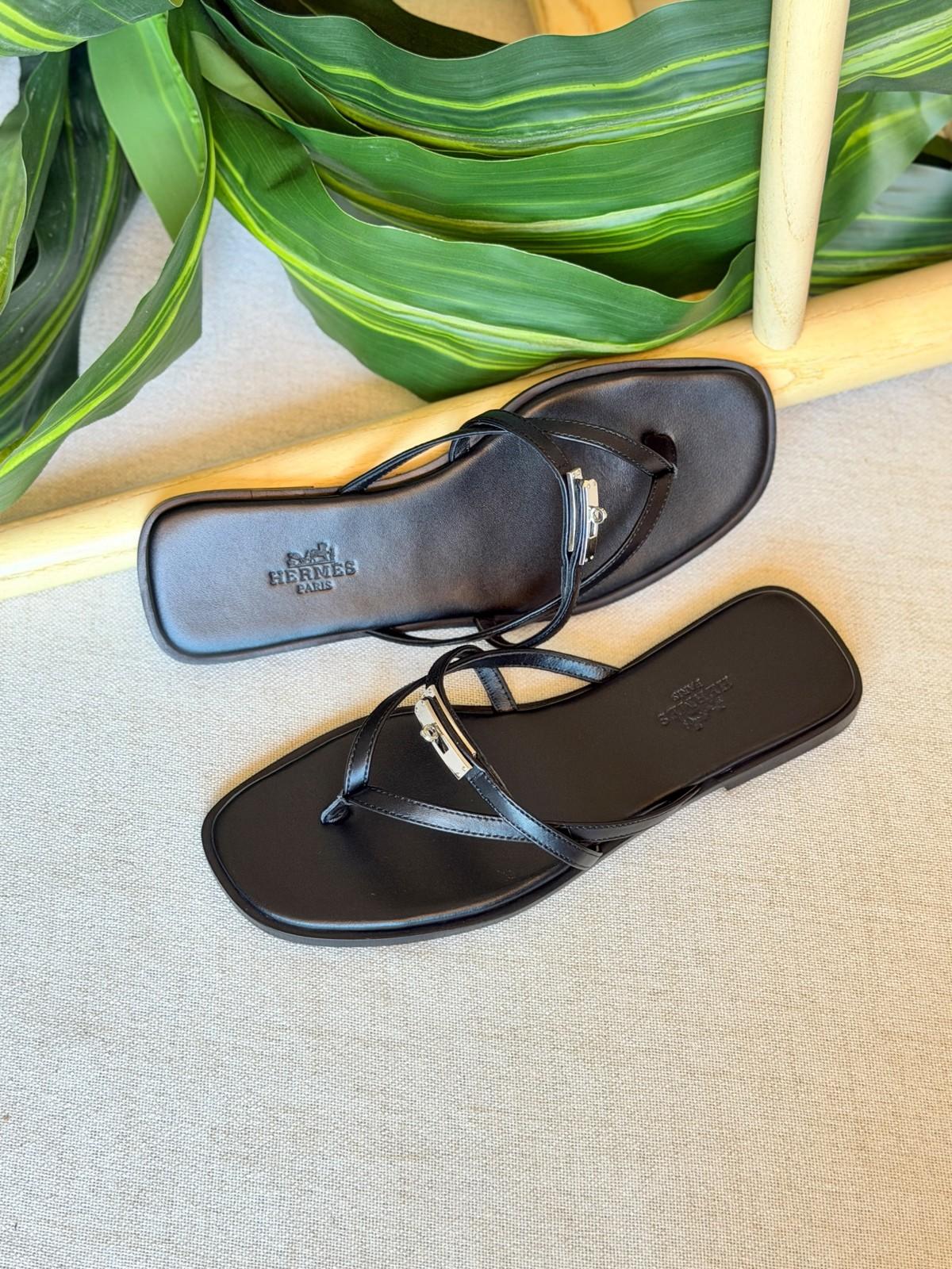 Hermès Oran Sandal in Leather with Silver Hardware · 3