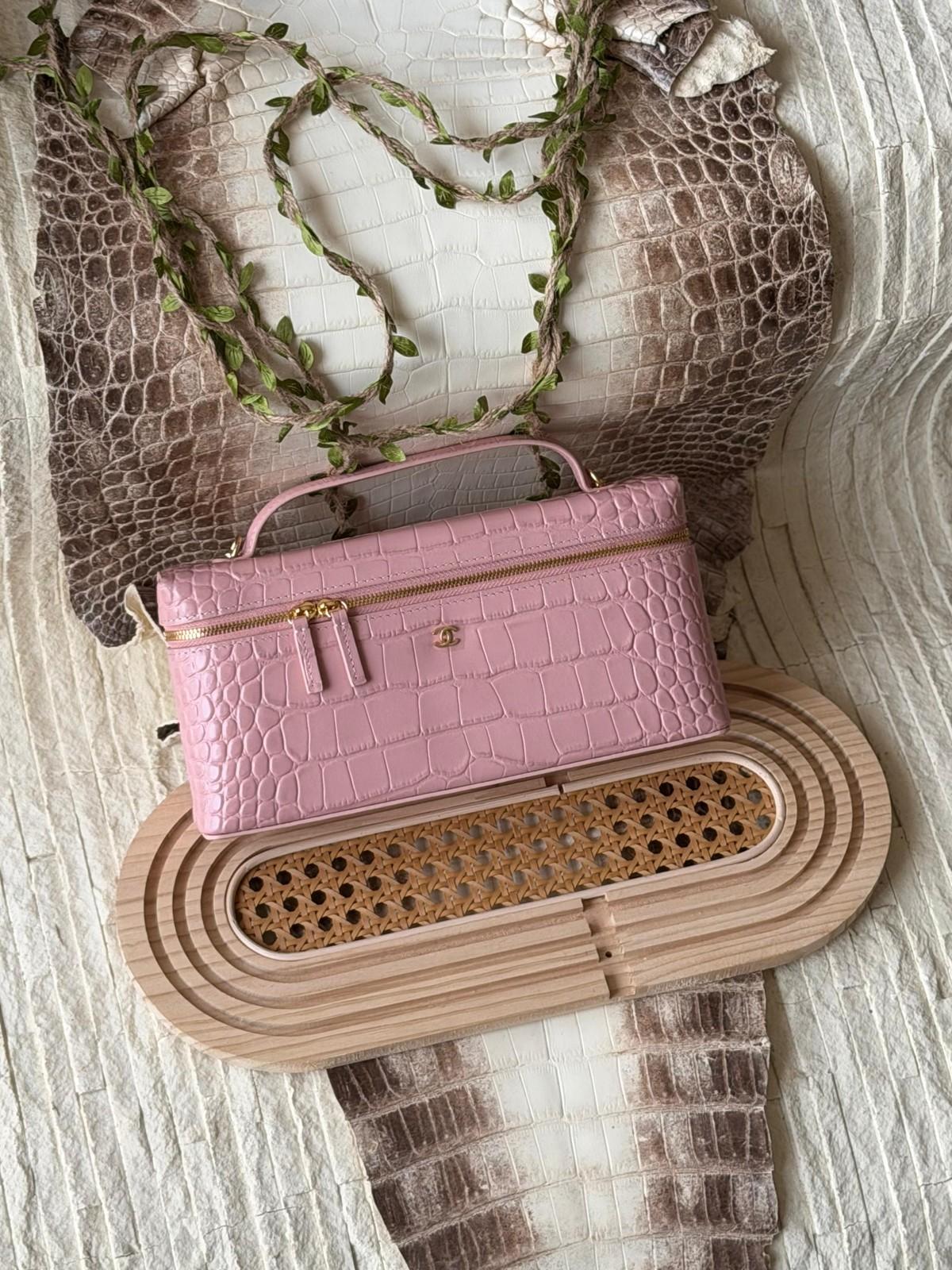 Chanel long vanity case in crocodile-embossed patent leather · 3