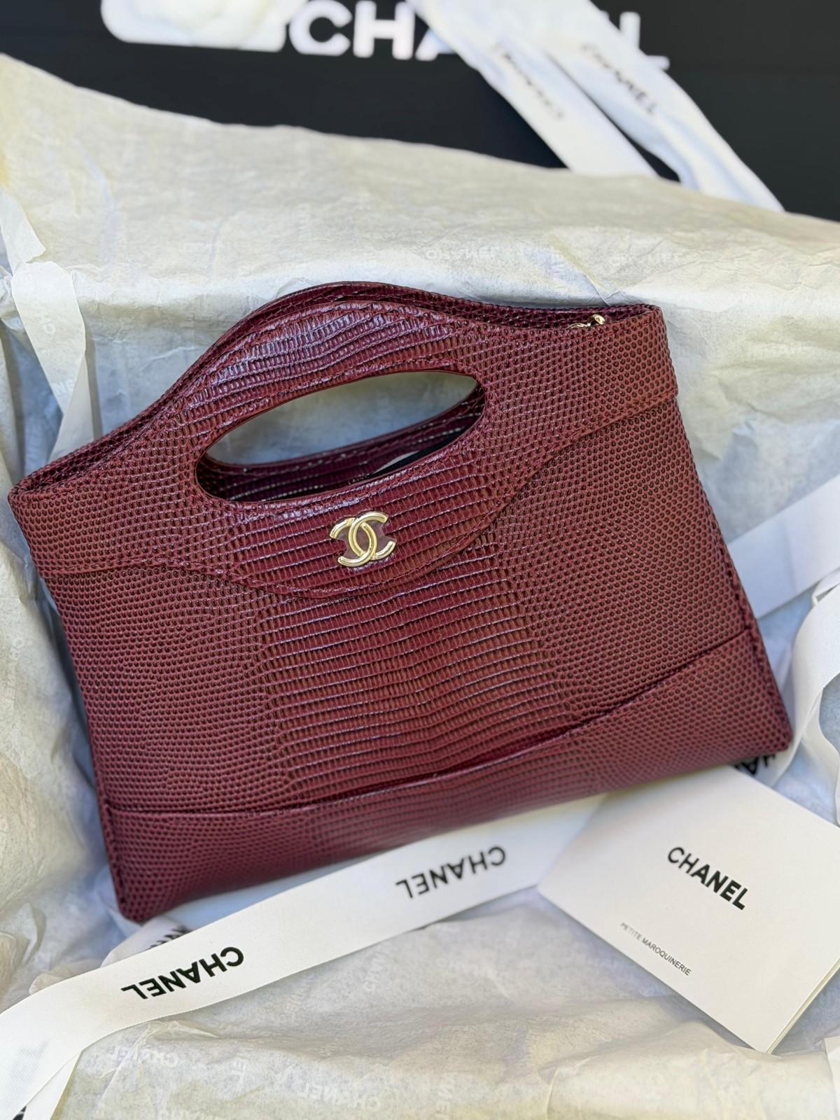 Chanel 31 shopping bag in lizard-embossed calfskin with cut-out top handle · 3