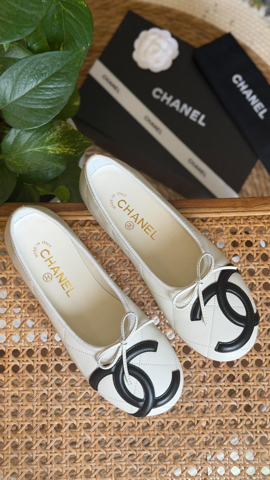 Chanel CC bow ballet flats in leather
