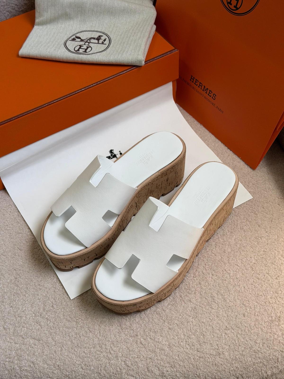 Hermès Egerie Sandal in White Leather with Cork Wedge · 2