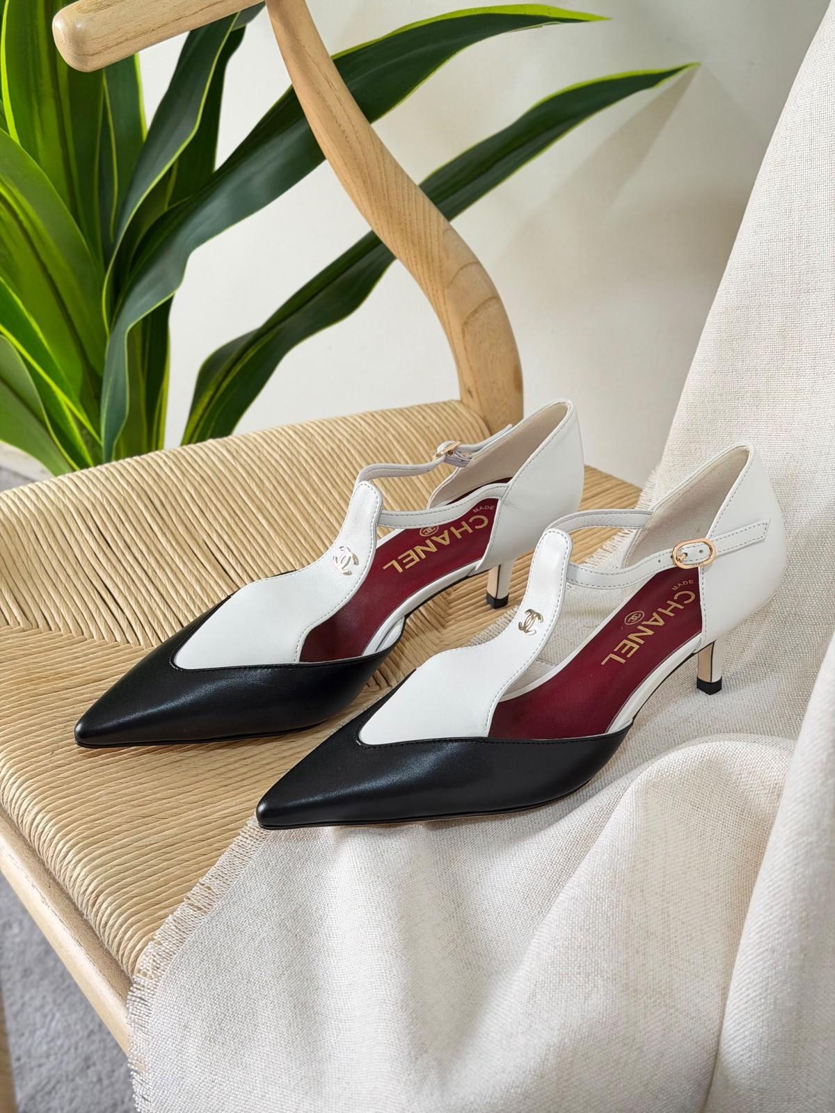 Chanel Two-Tone Slingback Pumps in Leather with CC Pearl Detail · 3