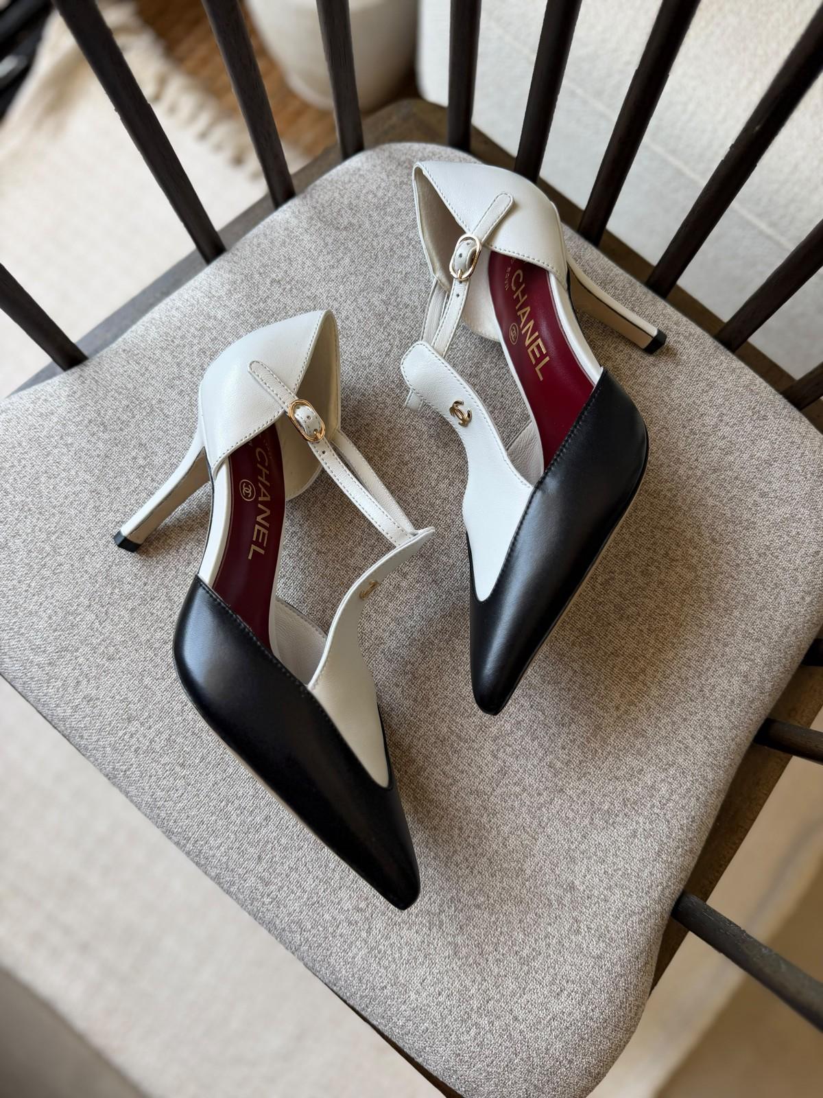 Chanel slingback pumps in black and white with gold CC · 2