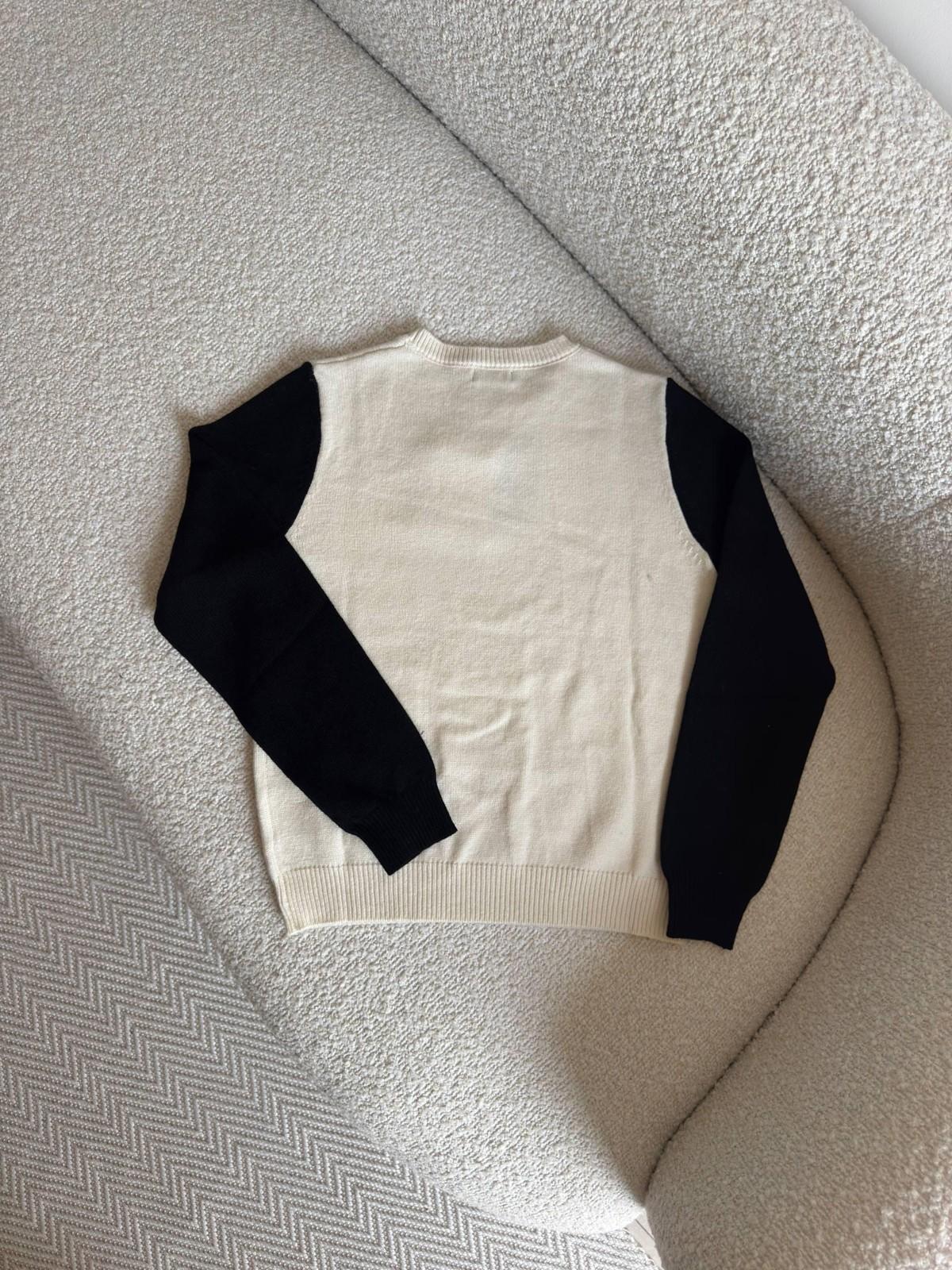 Chanel Bow Motif Colour-Block Sweater in Cream and Black Knit · 2