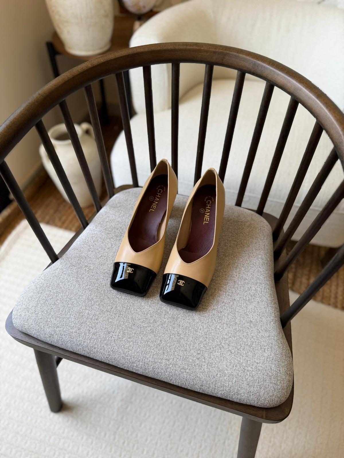 Chanel two-tone pumps in beige lambskin and patent · 2