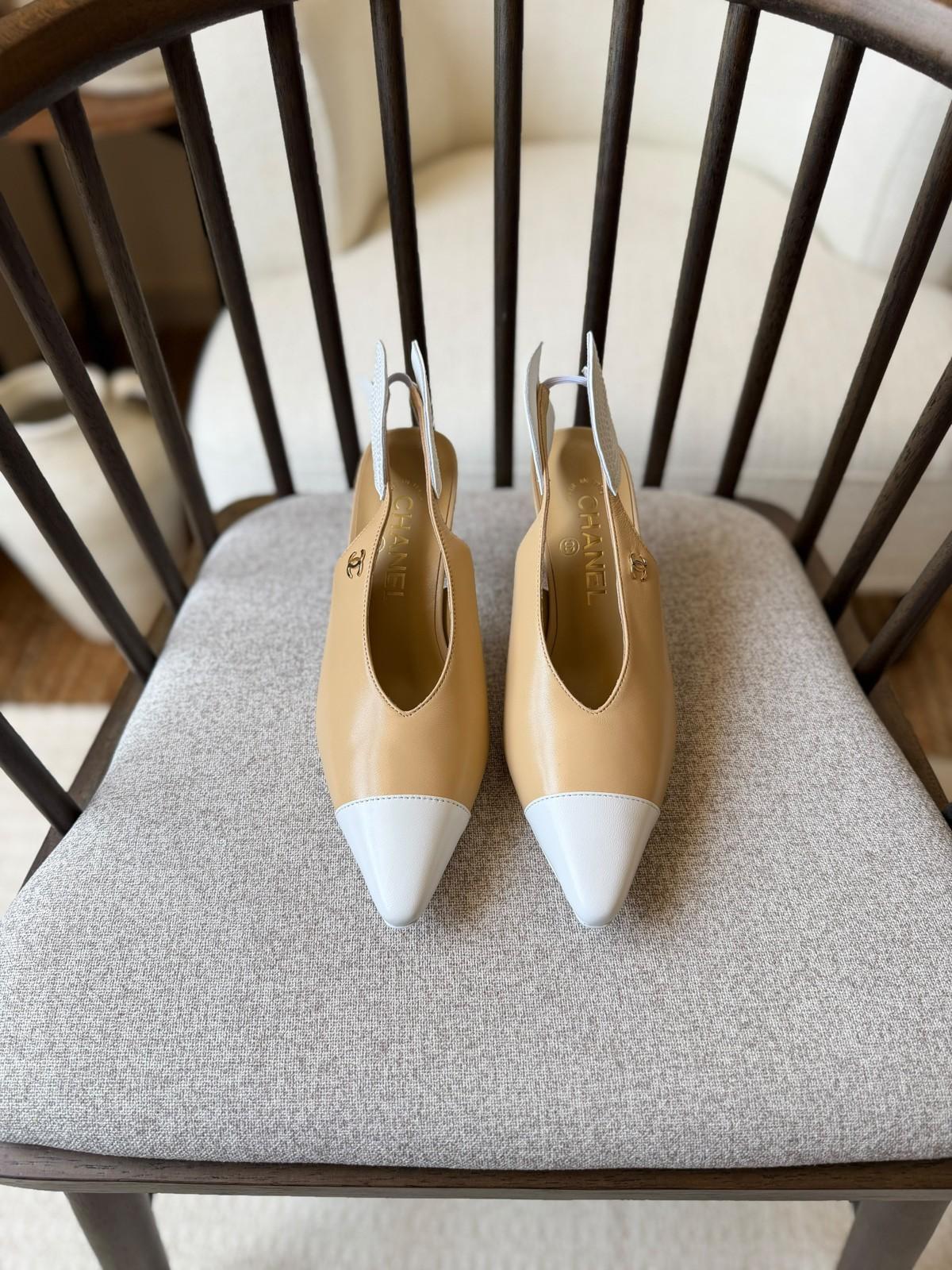 حذاء شانيل سليباك بكعب في جلد الغنم مع مقدمة بيضاء وشعار CC باللؤلؤ · 2