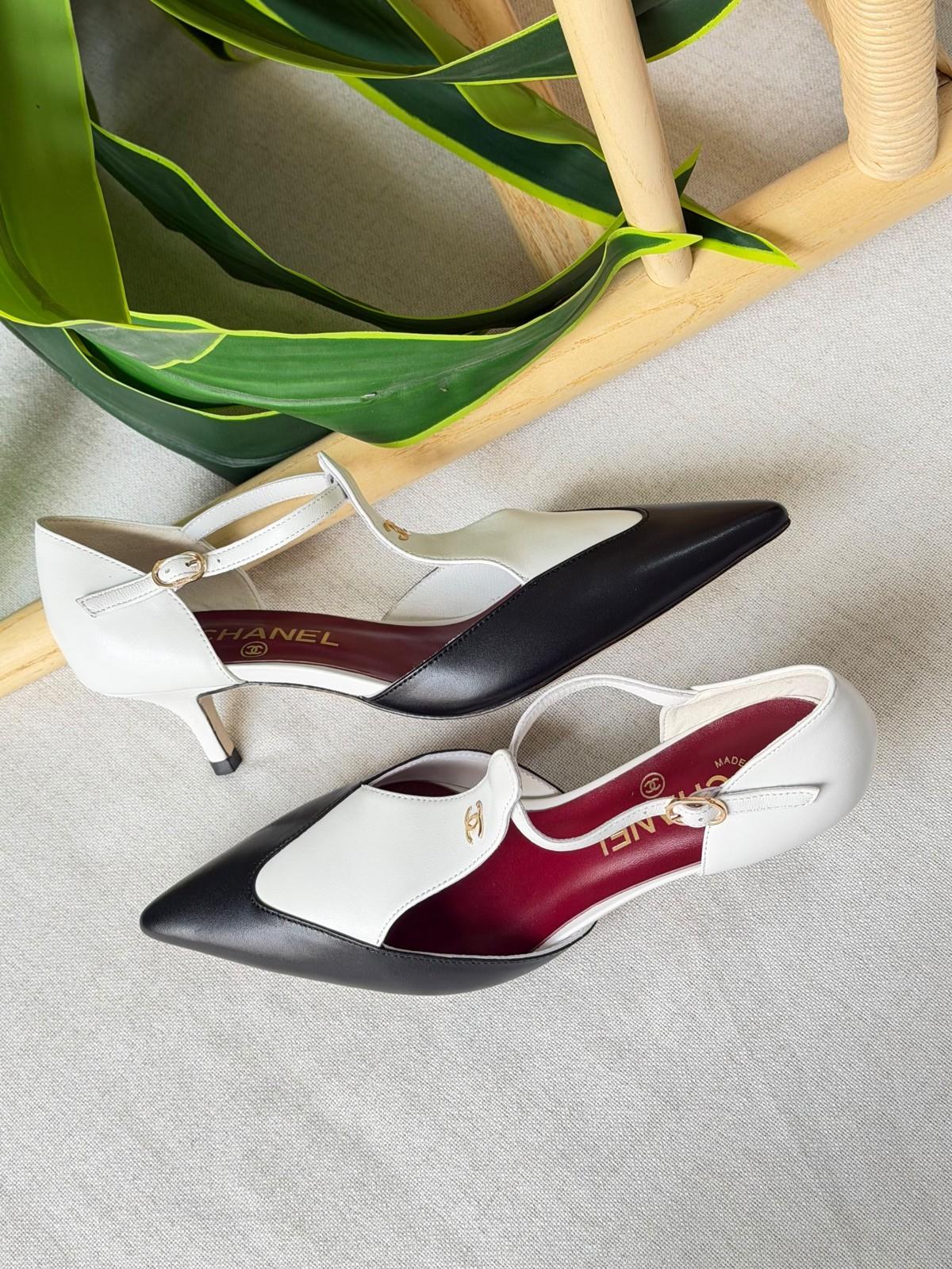 Chanel Two-Tone Slingback Pumps in Leather with CC Pearl Detail · 2