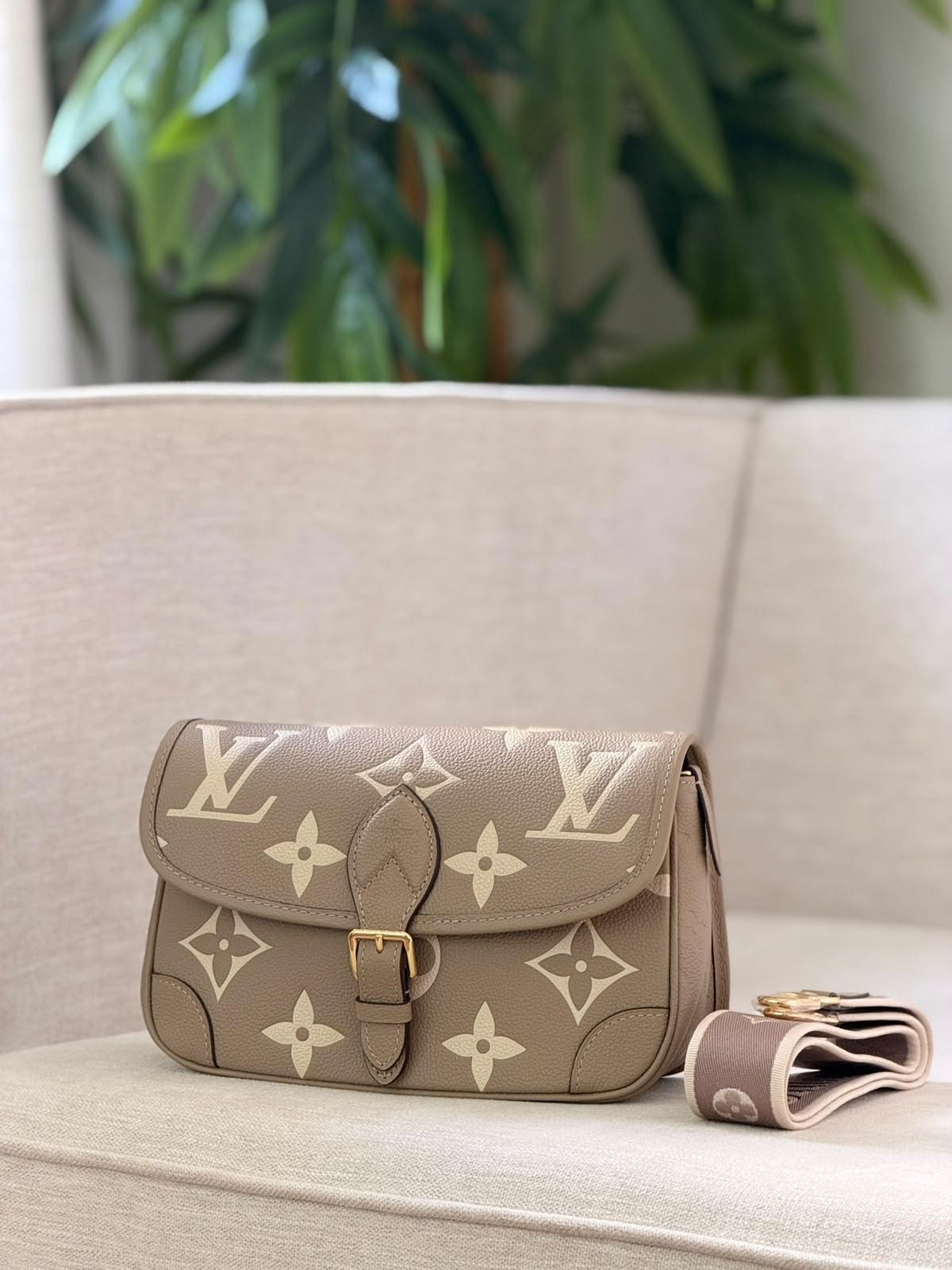 حقيبة لويس فيتون جلدية بغطاء أمامي ولسان بإبزيم (Louis Vuitton)